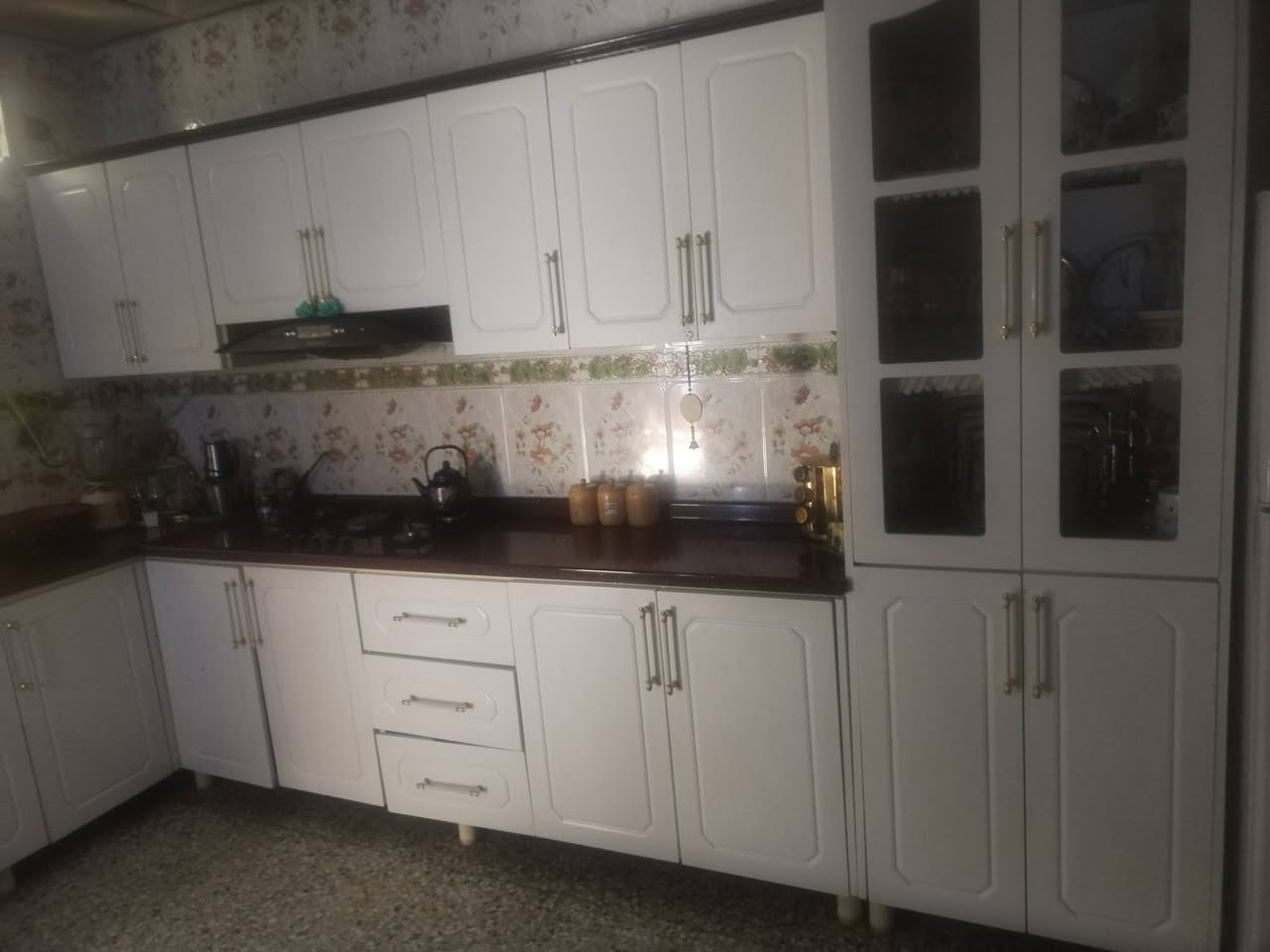 السلام عليكم عندي كاونتر حديث للبيع الداخل المنيوم والأبواب hdf والسطح كوارتز قياس ١٠ أمتار مكانه بابل المسيب الشراي يتصل***********
