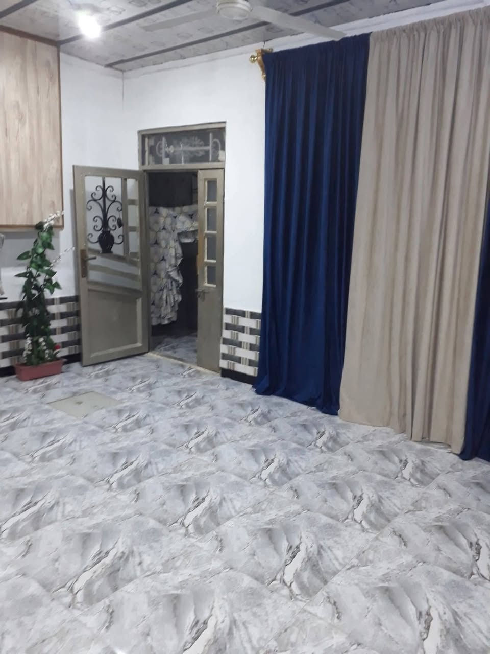 السلام عليكم بيت 🏠 اللبيع
طابو صرف المساحة 150 م 10× 15 
طابق واحد بناء 2011 عكاده 
الموقع حي العامل سوق الاخير 
ثاني بيت 🏠 خلف مجمع المرتضى التجاري 
يتكون من 3 غرف نوم 4×4 
ستقبال 6×4.50 
حولي 4×4 
مطبخ 4×3.50 
مناور عدد 2 
حمامات عدد 2  
صحيات خارجيه
السعر 210 اللاستفسار لمعرفة التفاصيل اكثر 
الاتصال على الرقم ***********
