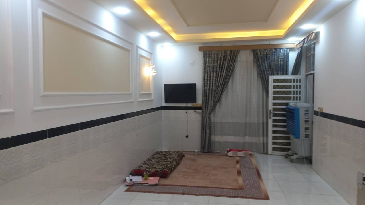 🏡 بيت للبيع – مراوس

 بسعر 90 مليون دينار 

📐 المساحة: 200م² – ركن
🏗️ السقف والأساس: صب كونكريت
🧱 البناء: طابوق نهروان
🛣️ عرض الشارع: 17م

تفاصيل البيت:
• غرفتان كبيرتان، إحداهما سويت
• استقبال وصالة بعرض البيت
• مطبخ حار وبارد
• حمامان داخلي وخارجي
• گراج للسيارة
• أرضيات بورسلين ثقيل بالكامل
• البيت متعوب عليه، والمنطقة نظيفة وهادئة جداً

📜 السند: طابو زراعي، سند 25 + إقرار محكمة باسمك، مشمول بالتطويب.

📍 الموقع: مقابل قرية الغدير، خلف محطة وقود بركات الغدير.

⚡ كافة الخدمات متوفرة:
تبليط • ماء • كهرباء • مولدة خط ذهبي • نت ضوئي

📞 للتفاصيل التواصل: ***********
