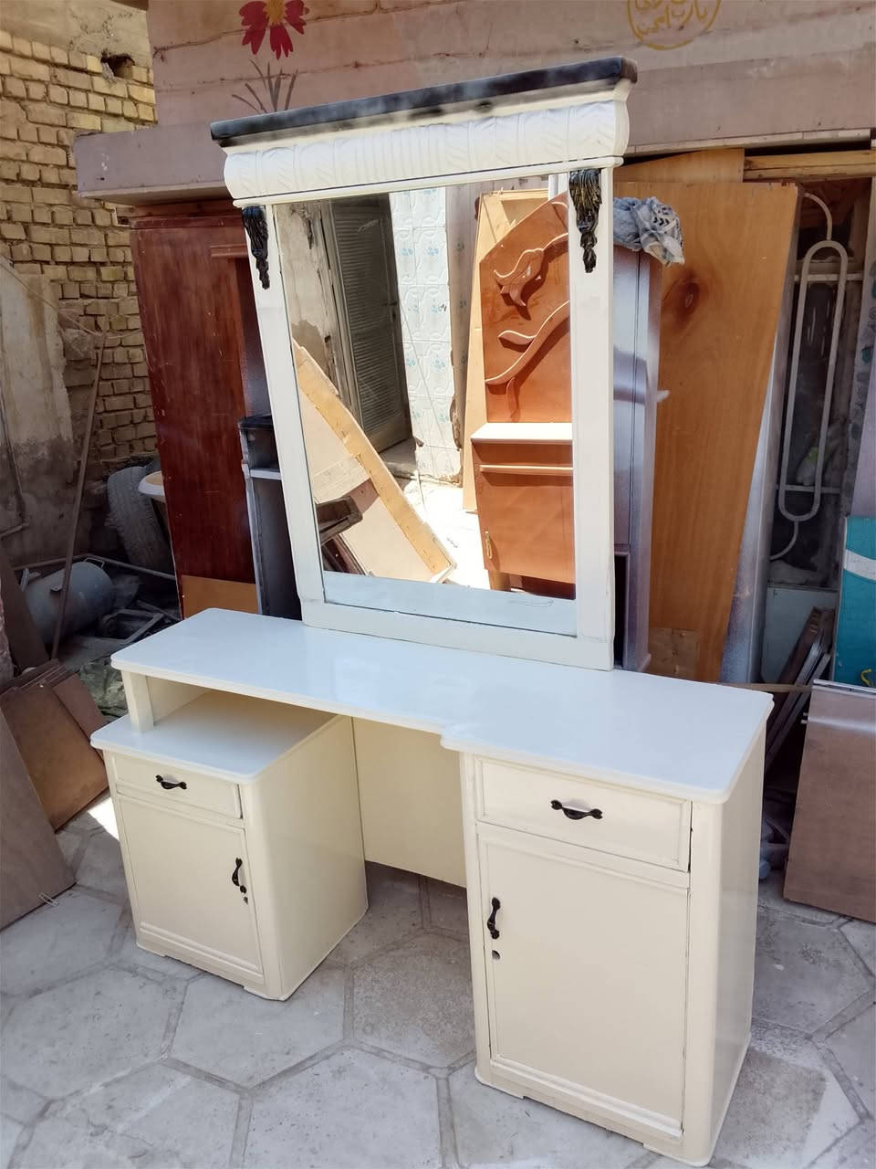 يالله 
ميز مراية صاج تسكام درجة اولئ 
صبغ    اوف وايت  جديد 
جدا جدا نضيف 

العنوان حله ناحيه ابو غرق 
شارع الامام فرع سيد رسول 
***********
