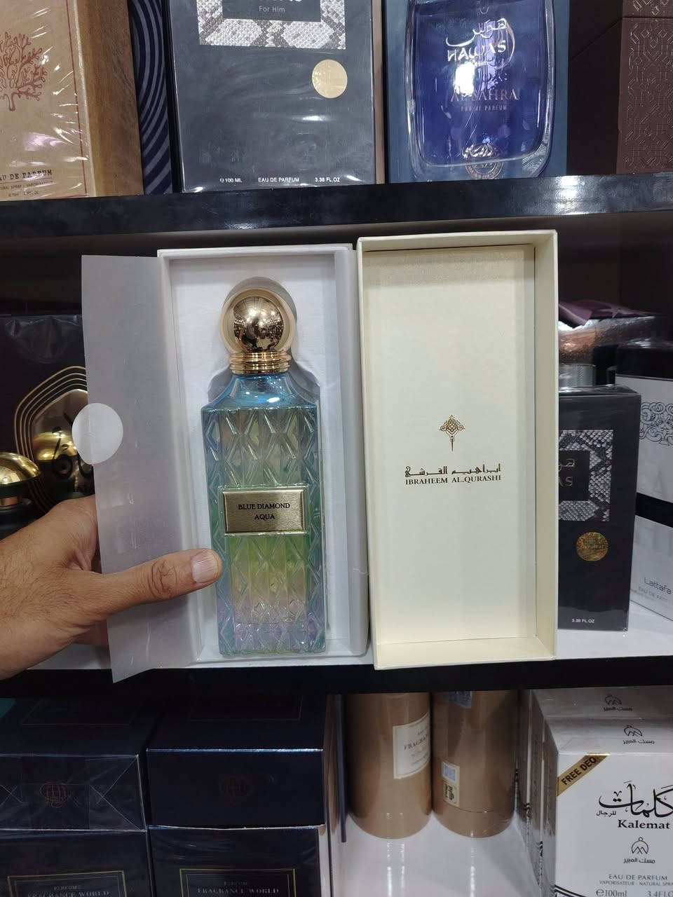 عطر بلو دايموند أكوا (Blue Diamond Aqua)
من مجموعة إبراهيم القرشي (Ibraheem Al-Qurashi)
الحجم 200 مل
♥️ الاصلي♥️ 
 مقدمة العطر (الإفتتاحية): البرغموت المنعش، النفحات المائية، والزعفران .
قلب العطر (الوسط): إكليل الجبل (الروزماري)، زهر اليلانغ يلانغ، ولمسات حمضية متوازنة.
قاعدة العطر (الارتكاز): البخور الفاخر، المسك، والباتشولي

للتواصل واتس ***********
يوجد توصيل لكافة محافظات العراق
#بغداد #النجف #كربلاء #الديوانية #السماوة #ميسان #الديوانية
