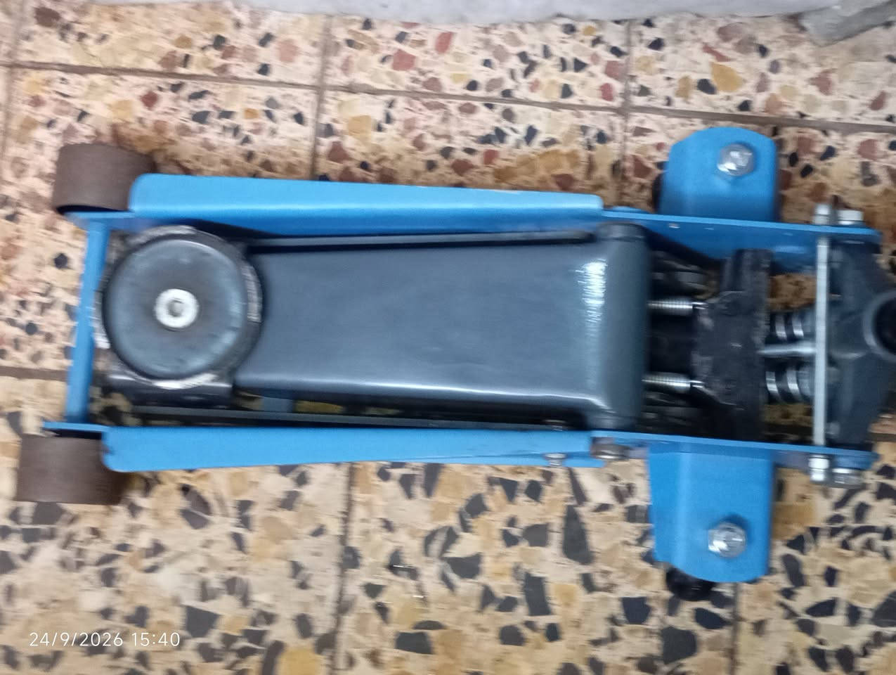 ⭕ يوجد توصيل لكافة المحافظات جك عربانة دبل بستم 3 طن جديد مستعمل فقط مرة واحدة خالي من أي نضوح شرط الفحص أمام المندوب 
السعر 100 ألف 
***********

نص مكتوب في الصور:
- 24/9/2026 15:40