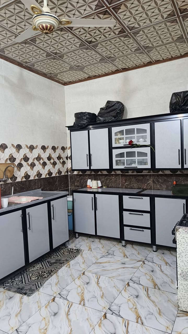 سلام عليكم 100 متر للبيع اساس طابوك بناء بلوك وعكاده يحتوي على غرفه او صاله وستقبال ارضيه بورسلين سقوف ثانويه شارع المطار جديد بشارع علكم بشارع حاتم الخير نهايت المقرنص بل بدايه سعر 38 او بي مجال  ***********
