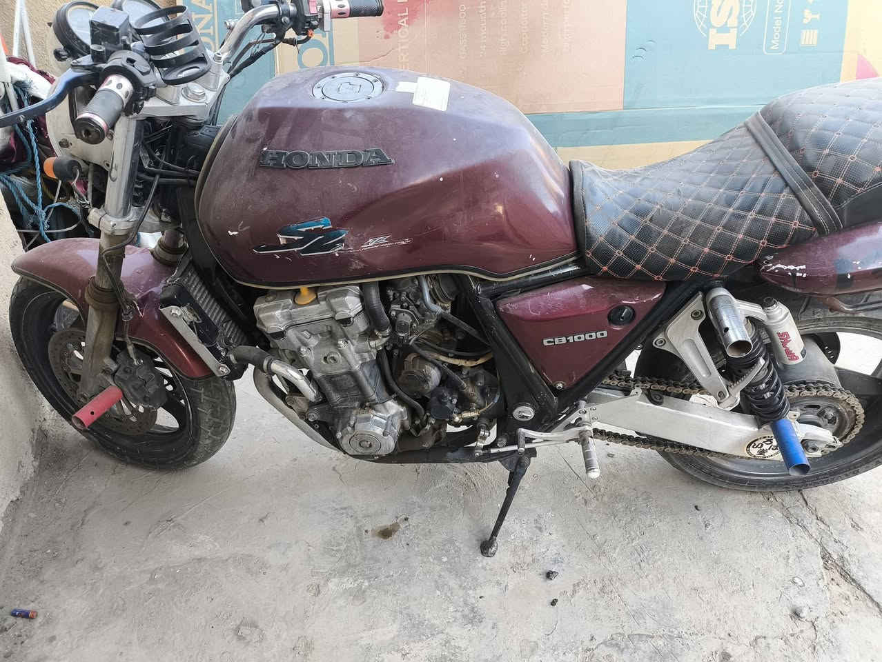 مراوس بتجميعه جيدة
نوع الدراجه سيبي 1000cc مكينه گير بحاله جيدة اوراق اصليه گمرك مدفوع ما ناقصهة اي شي العنوان الحله ناحيه الطليعه ***********
