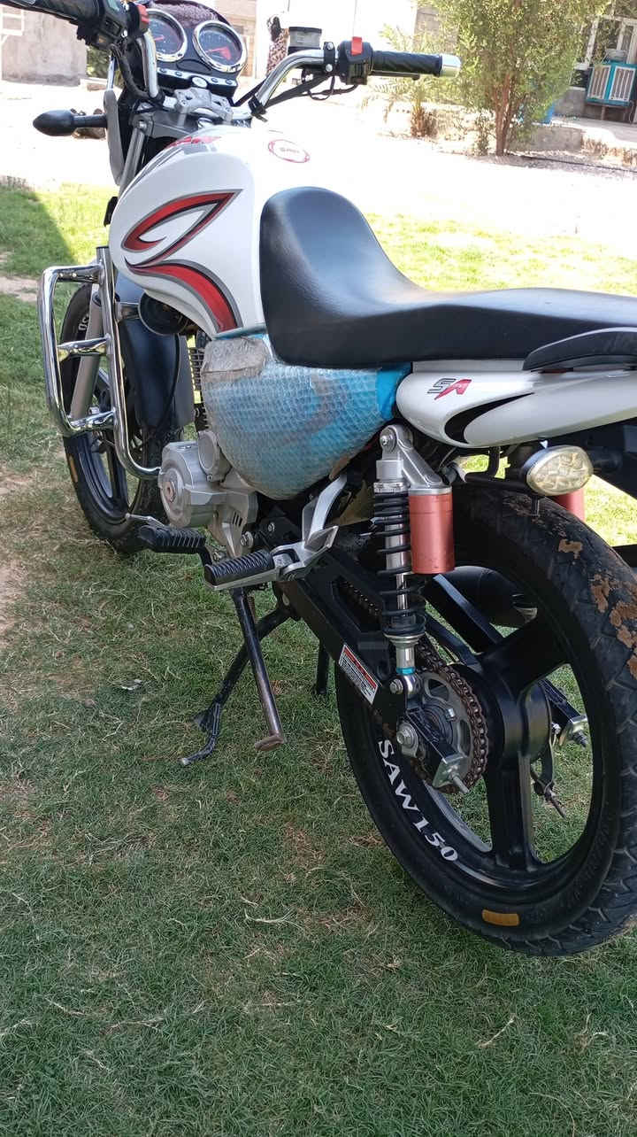 سلام وعليكم موطور للبيع سنكي ساو مديل 24 محرك 150بعده زيرو شركه مملعوب بيه تاير خلفي مال شركه دبلات ممبدله عل شركه كامل مكمل بصمات ثنين شغاله واربع سويجات اوراق اصوليه موجوده ***********السعر مليون و400مجال قليل
