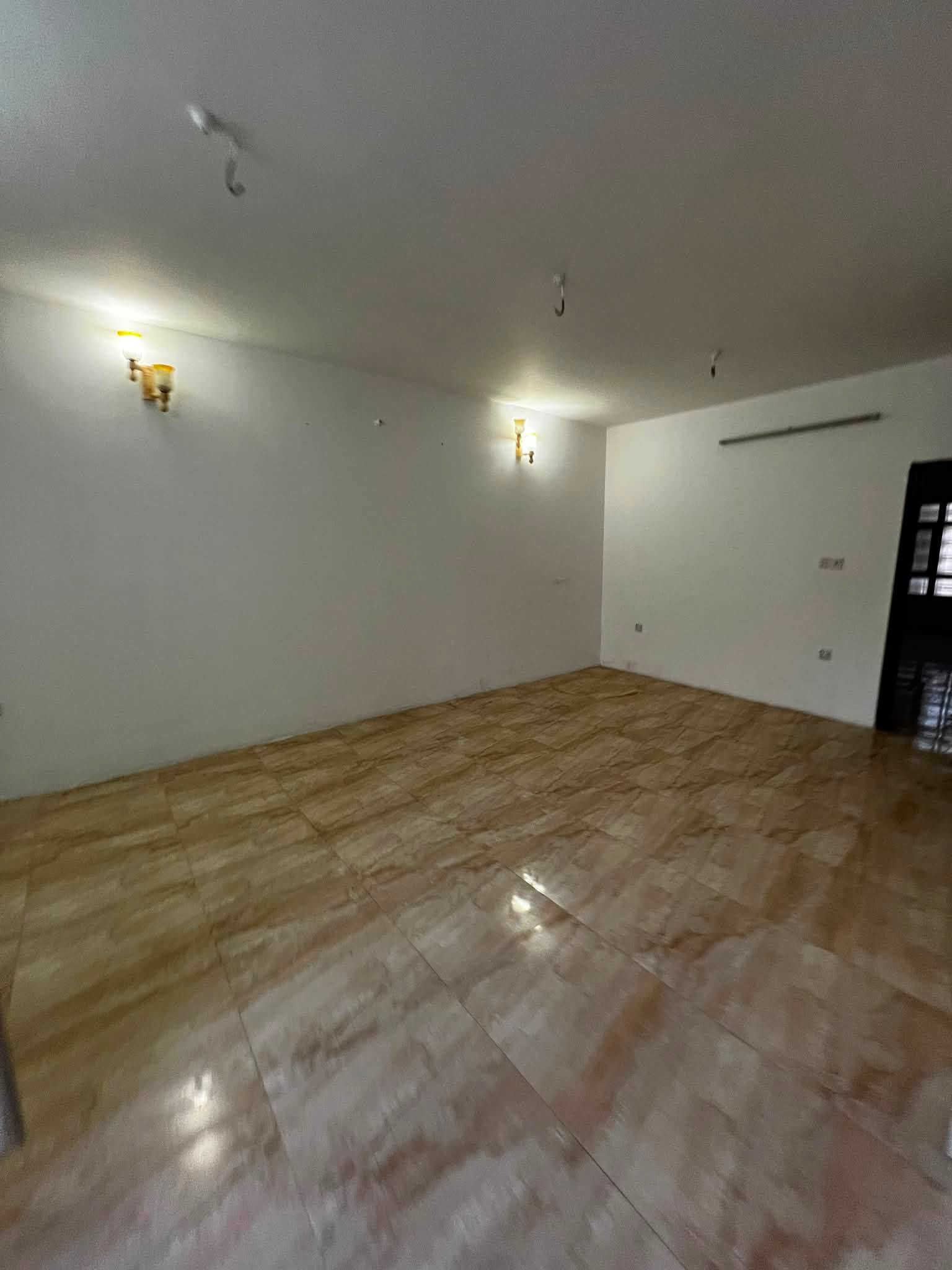 بيت للبيع — فرصة مميزة للسكن والاستثمار
بيت مرتب وجاهز للسكن، بموقع مميز ومنطقة هادئة وقريبة من الخدمات ✨

📐 المساحة: 270 م²
🛏️ عدد الغرف: 4
🚿 عدد الحمامات:3
🚗 كراج: سيارة
📍 الموقع: حي الجزائر /المعلمين قرب مأكولات تشرين موقع مميز 

💰 السعر: 330 
والسعر قابل للتفاوض للجادين فقط.

📞 للاستفسار والتفاصيل أو تحديد موعد للمعاينة: ***********

إذا تبحث عن بيت مرتب بموقع مميز، لا تفوّت الفرصة
