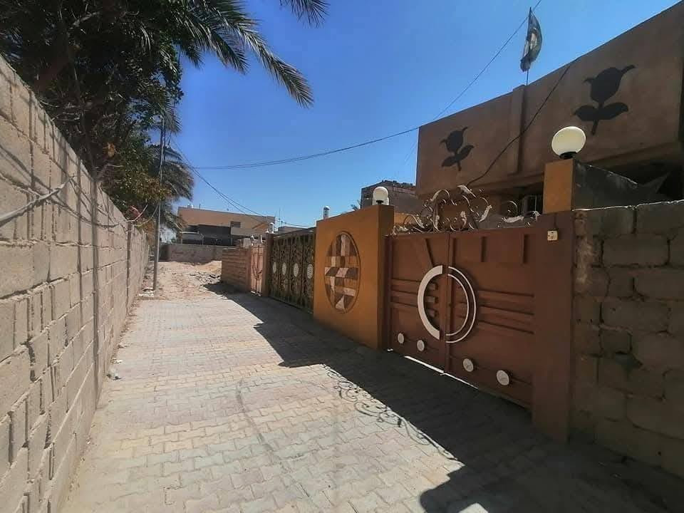 بيت البيع مساحه 200 متر تريد 100 ابيع سند 25 نضيف جاهز  مكانه عرب صالح يبعد عن مستشفى التركي 5 دقايق البيت كله درجه اولى ركن بصف شارع بيع مستعجل السعر مناسب 85  بي مجال الشراي يتصل ***********
