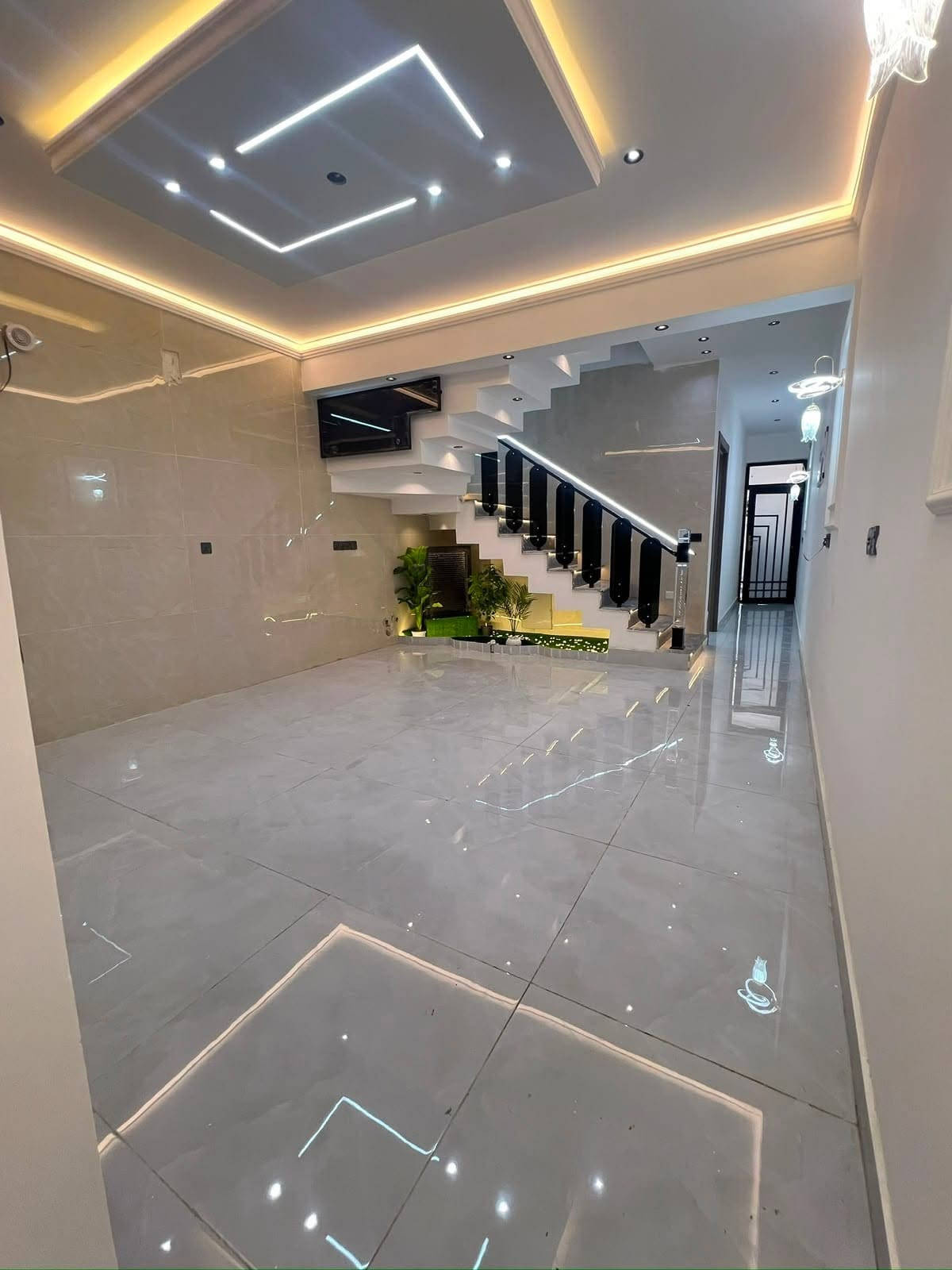 دار للبيع  طراز ملكي100 متر 🏠 

حي الجهاد مربع الامانه  🔑 

  شغل فول درجه اولى

📍مقابيل البيت سياج مدرسه عله طول الشارع 

         🫵🫵مواصفات الدار 👇👇

ارضيه بورسلين 80 في80 نانو بولش 

ديكورات صقوف صاله ومطبخ وغرفه نوم 🛌 

نضام درج بيانو 🎹 أناره 

محجر الدرج زجاج مسكرت 10 ملم 

باب قاصه بلازمه 

نضام حاكيه شاشه صوره وصوت 

جداران مطبخ وحمامات بورسلين هندي تصفير 

مدخلين ثلاث نوم 🛌 

اثنين حمام 🛁 صاله مطبخ

***********شركة ارض الخير
