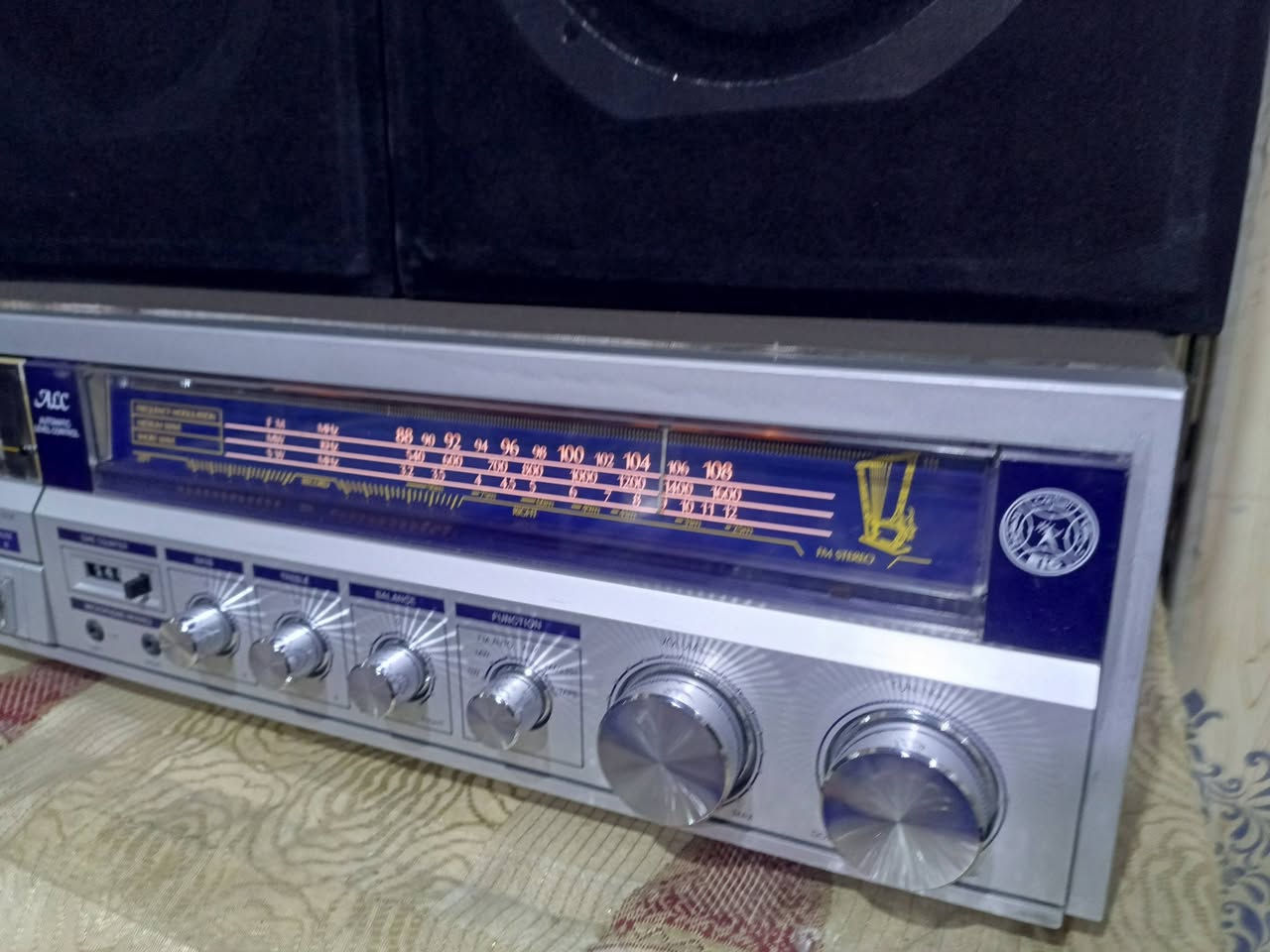 للبيع 
مسجل راديو(EIC-قيثاره)
إنتاج شركة الصناعات الالكترونيه العراقيه سنة الصنع 1986.نظافه عاليه جدا مقارب للجديد راديو 3 موجات مع ال fm.شغال وبحاله ممتازه جدا بلاد وضع شركه خالي من التصليح والعيوب نهائيا.بلاد وضع شركه..
للاستفسار (***********) متواجد واتساب ماسنجر.. يوجد توصيل 
((السعر مراسله الصفحه))
