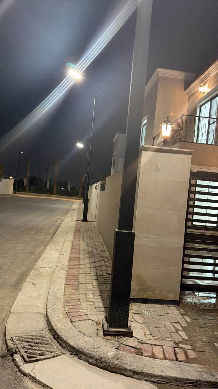 بيت للبيع | مجمع أسد بابل – زون A

✨ بيت ركن بمواصفات مميزة… جاهز للسكن من أول يوم!

📐 المساحة: 270 م²
📍 الموقع: زون A | بيت ركن
🔑 جاهز للسكن بالكامل – بدون أي نقص

هذا البيت مو مجرد بيت… تفاصيله كلها متغيرة ومصممة بعناية، من التشطيبات إلى أنظمة الماء والحدائق.

✨ أبرز التفاصيل:
• 🛏️ 5 غرف نوم
• 🛋️ صالة + هول
• 🍳 مطبخ حار وبارد مجهز بالأجهزة الكهربائية
• 🚿 4 حمامات مودرن متغيرة بالكامل
• 🧺 غرفة لوندري بتصميم يوناني
• 🚗 كراج
• 🌿 حدائق محيطة بالبيت من 3 جهات
• ❄️ سبلت
• 🛏️ سرير ماستر تفصيل خاص

👑 غرفة الماستر:
سقوف ثانوية + ديكورات مميزة + تصميم فندقي، مع Dressing Room كبير جداً.

🍽️ المطبخ:
كاونتر يوناني بطابقين، مع تجهيز كامل بالأجهزة الكهربائية.

💧 منظومة الماء:
• تبديل المجاري والبواري بالكامل
• سخانان كبار
• تانكيان
• بوسترات قوية
✨ منظومة ماء مجهزة بمستوى قريب من تجهيزات الفنادق.

🌿 الحديقة:
مقصوصة ومرتبة ومكبّرة وجاهزة للاستعمال.

🏠 التشطيبات:
البيت مجلي من الداخل والخارج، والعمل كله شغل خاص ومرتب، وليس تشطيب شركة.

🧹 البيت نظيف ومرتب بالكامل، والجاهز للشراء يقدر يدخل ويجيب أغراضه مباشرة بدون الحاجة إلى أعمال إضافية.

📩 للمهتمين بالتفاصيل والمعاينة، التواصل على الخاص.
‏‪***********
