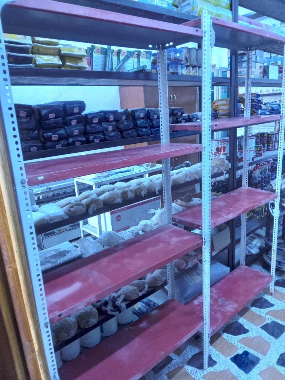 رفوف حديد اصلي الارتفاع مترين ونص والعرض متر و ٧٥ سم
رف حديد ملون بليت 
الارتفاع مترين والعرض ٩٠ سم 
العنوان بلدروز مقابل دائرة كهرباء بلدروز بجانب ابو وطن للمفروشات 
موبايل ***********
***********
