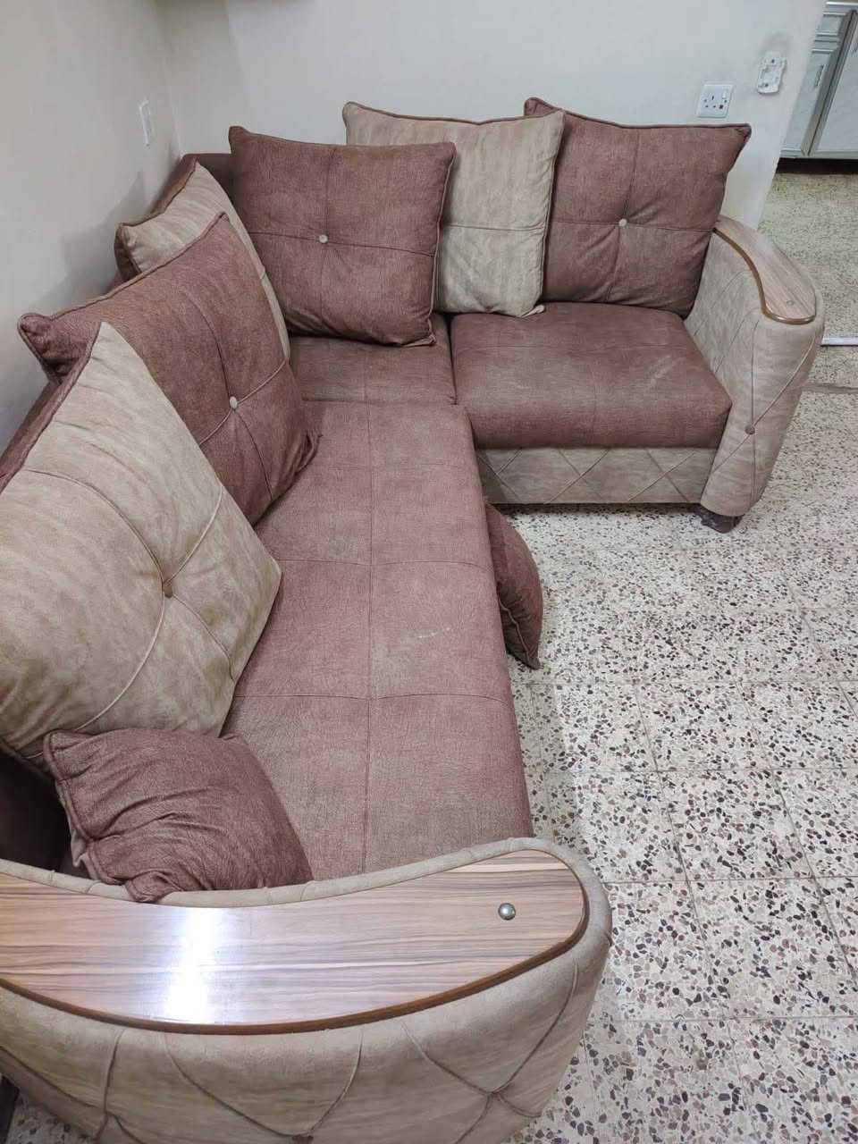 السلام عليكم
تخم قنفات ديوان تركي (زاويتين عشر مقاعد) جديدة وإستخدام قليل بحالة ممتازة ونظيفة جداً للبيع لغرض تفريغ المنزل.
العنوان: بغداد / حي الخضراء مقابل شارع المنظمة.
للتواصل واتساب على الرقم ***********.
