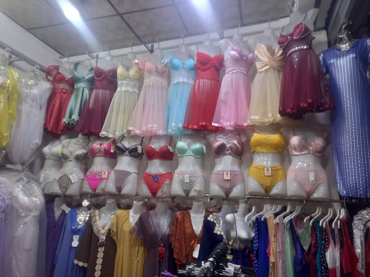 محل للبيع البسه نسائيه تجهيز عرائس تفاصيل على الرقم ***********
