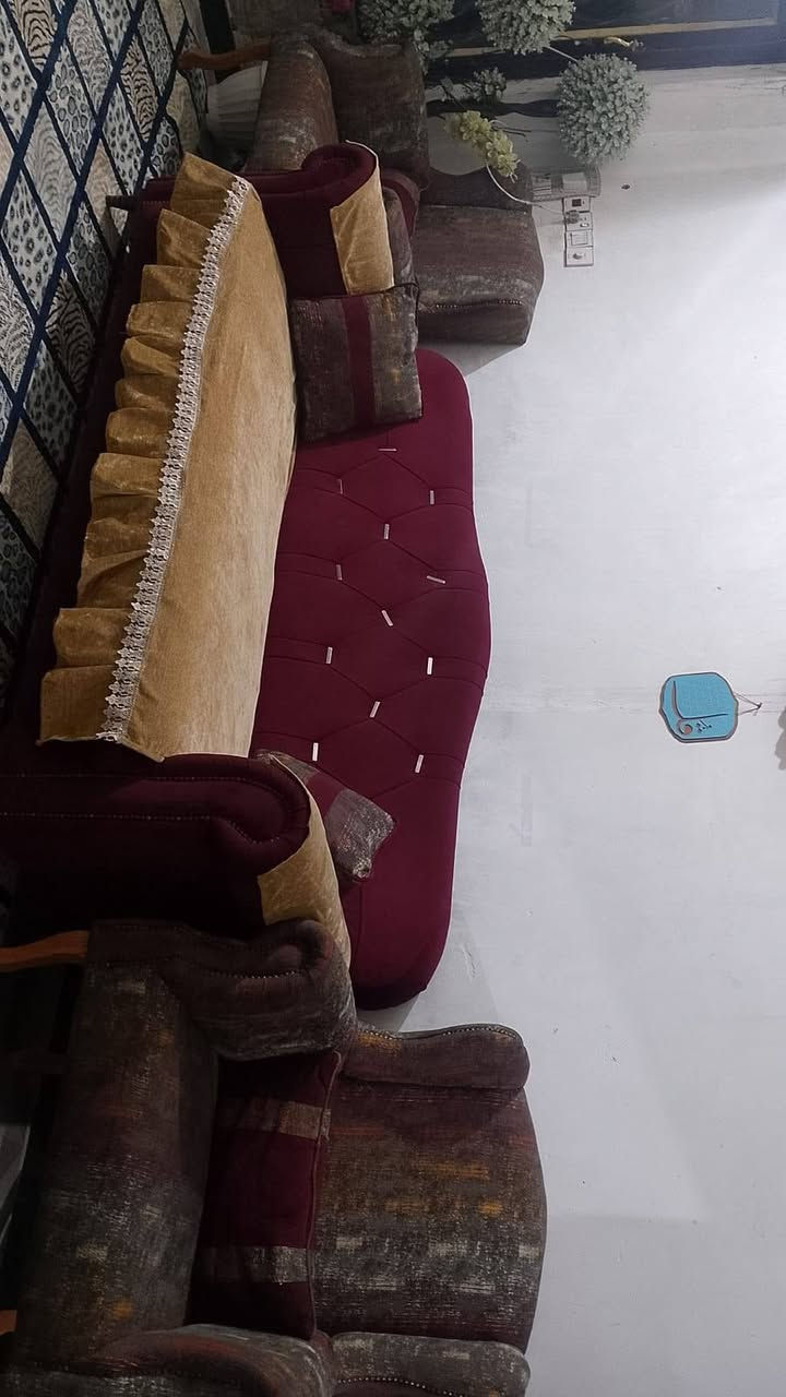 تخم للبيع ثقيل قنفتين كبار و٢ كراسي مكان ديوانيه ***********
