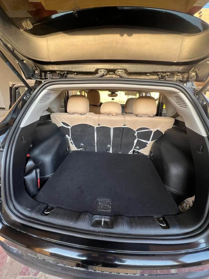 للبيع: جيب كومباس (Jeep Compass Latitude) موديل 2019
: محرك 2.4L تنفس طبيعي (اقتصادي ومرغوب) مع كير أوتوماتيك 9 سرعات.
 
: المحرك، الكير، التبريد، والحدادية كلها مكفولة وبشرط الفحص والتقليب.
 الممشى: 120 ألف كم فقط).
 المواصفات:
 شاشة أندرويد كبيرة حديثة.
 كاميرا خلفية.
 تشغيل بصمة + دخول ذكي.
 نظام قيادة متعدد للأوضاع (Auto / Snow / Sand / Mud).
 تحكم استيرن كامل + مثبت سرعة.
 دوشمة وتخم كشنات مرتب.
 ويل كوب حجم كبير.
تبريد ثلج بعد معروف امريكي تبريده شلونه
 الحادث والأصل: وارد أمريكي، تصليح درجة أولى مرتب، مكفولة من الصبغ والمعجون (يوجد فقط تعديل بارد بسيط جداً بالباب الخلفي الأيمن بدون صبغ)، والأيرباغات مكفولة.
: تحويل مباشر وباسم صاحبها،سياره  جاهزة للتحويل فوراً.
ما تصرف عليها
 السعر:120 ورقه وبيها مجال بسيط بعد المعاينه
للاستفسار 
وقمي ‭***********‬
