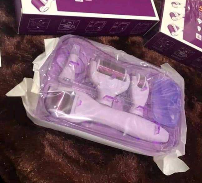DERMA ROLLER SYSTEM 6IN1🧏‍♀️💞
💥بكج ديرمارول هو أحد الأجهزه المستخدمه في نضارة البشره والجلد وعلاج بعض المشكلات الجلديه البسيطه وهوعباره عن اله تحتوي على أبر مصنوعه من التيتانيوم يتم تمريرها على الجلد وبهاأبر للوخز وتختلف مقاسات الأبر بأختلاف المكان المراد علاجه وبعد عمليه التمرير تبدأ الخلايا بلظهورمن جديد وهو جهاز طبي مسموح به ومستخدم بكثره حيث يعمل على زيادة مستوى الكولاجين والإيلاستين في الجلد حيث ان أغلب مشاكل البشره هي قلة الكولاجين بلبشره حيث هذه الأله وبأختصار تحفز عمل الكولاجين بلبشره وتنشط الدوره الدمويه مما يساعد على علاج مشاكل البشره بكل انواعها وتستخدم للنساء والرجال وكل الأعمار وتناسب البشرات بكل انواعها والوانها،واستخدامهاسهل وبسيط.
💥من فوائدDERMA ROLLER👇👇👇
💥بكج الديرمارول تستخدم للوجه والجسم واليدين وشعر الرأس.
💥تستخدم في الحصول على بشره نضره.
💥تستخدم في علاج التشققات الجلديه.
💥تستخدم في تحفيز نمو الشعرللرأس.
💥تستخدم في تقليل من شدةالخطوط الحمراء والبيضاء في الجسم والسيلوليت.
💥تستخدم في علاج بعض الندبات كلما كانت سطحيه أكثر،حيث تحسن من مضهر الندب وحفر الوجه بنسبه تصل 90% وفي بعض الدراسات 100%.
💥 درمارول لها دور في تقليص المسامات الواسعه.
💥تحفيز انتاج الكولاجين وتحسين مرونة الجلد
والحد من التجاعيد.
💥تحسن من لون التصبغات والكلف والهالات.
💕يمكن استعمال نفس الدرمارول لأكثر من سنه حسب محافظتك عليها.
💕تعزز من استقبال السيرومات والكريمات المغذيه، حيث تسمح بلأختراق العميق لأي كريم او جل بنسبه عاليه تصل 40 ضعف.
💞قبل أستخدام الديرمارول👇
💥 يجب غسل الوجه جيدا بلغسول وتجفيفه.
💥 يجب غسل رأس الديرمارول بلماء الساخن وهذايضمن تطهير الأبر.
💥بلنسبه للمخدر فهو اختياري حيث يرجع لطبيعه كل شخص يتحمل نغزات الأبر ،حيث يتم وضع المخدر والانتظار لبضع دقائق لحين الشعور بأن المنطقه اتخدرت من بعدها يجب تنظيف المنطقه جيدامن المخدر.
💥تمرر رأس البكره بأتجاه واحد من اليسار الى اليمين ثم من الأعلى الى الأسفل ثم بشكل قطري  مرر كل منطقه من الجلد4_5مرات لكل اتجاه .
💥بعدها وضع سيروم يدعم تجديد الجلد ويترك من 20_30 دقيقه بعد ذلك يمكن وضع مرطب او قناع للوجه.قبل استخدام اي منتج يجب التأكد من ان البشره غير متنمله من المخدر وغير محمره.
💥يمكن استخدام الديرمارول من 1_2 بالأسبوع
👈💥نصيحه:تجنب اشعه الشمس لمدة اسبوع على الأقل بعد العلاج كمايجب استخدام واقي شمس spf30 على الأقل،الى جانب كريمات غنيه بلكولاجين والفيتامينات A,E,C.💓💓
#الاصلي 💯💯 
السعر 25 
🚘 يوجد خدمة توصيل لجميع محافظات العراق ٤ الاف 🚘