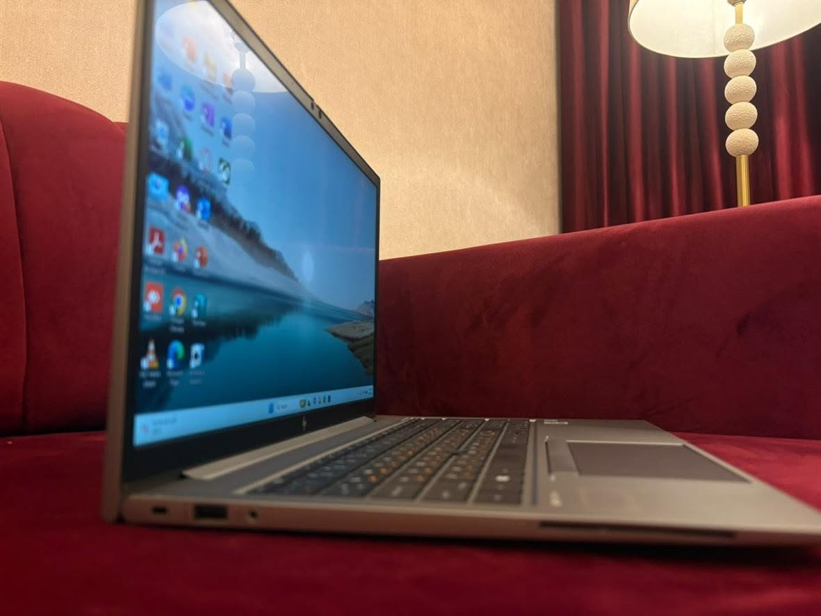 الوحش HP ZBOOK 15 FIREFLY G7 (شاشة لمس)

من أخف و أنحف أجهزة الـWorkstation (الهيكل معدني من الألمنيوم، متين وفخم جداً).

 

معالج قوي: كور 7 .. جيل 10 

رام: 16 كيكا DDR4 

هارد: 512 SSD نوع M2 (أسرع من SSD العادي إللي هو أصلاً سريع)

كارت شاشه داخلي  Intel UHD Graphics بحجم 8 كيكا 

كارت شاشه خارجي NVIDIA Quadro P520 بحجم 4 كيكا 

شاشة لمس 15.6 انج FHD 

فل كيبورد عربي انكليزي

منافذ كثيرة ومناسبة لكل الأعمال الاحترافية مع منفذين تايب سي ( ثندربولت )

#السعر 650 الف مع حقيبة و ماوس و ماوس باد 

مكاني بغداد العدل (توصيل #مجاني بكل العراق)

واتساب ***********
