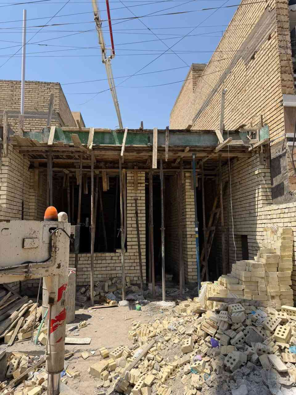 📍 الموقع: بغداد - حي الجهاد / ديوان المخابرات - موقع مميز وهادئ

📐 المساحة: 150 متر 
الواجهة: 6 متر 
النزال: 25 متر

📋 التفاصيل:
• صالة كبيرة • مطبخ حار وبارد • 5 غرف نوم  • 5 حمامات • كراج سيارة • ارتفاع السقف 3 متر و 40 سم - بناء عالي وشرح • منظومة كاميرات كاملة 
🏗️ حالة البيت: قيد الانشاء - تكدر تكمل التشطيبات حسب ذوقك
للاستفسار *********** او ***********
