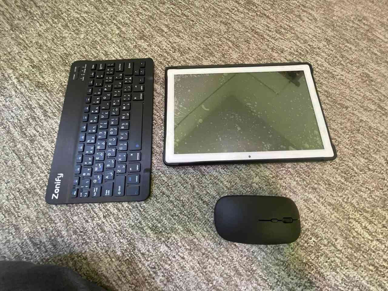 ايباد سمارت تابلت smart tablet من شركة zonify 

1- الحجم 10.1 

2- الذاكرة 1000gb 

3- الرام 16 gb 

4- منفذ سيم كارد 

5- بطارية 1000.0 m

6- كامرة امامية و خلفية 

7- دبل سماعة 

8- معالج Quad core 

9- الحالة مستخدم قليل والجديد مالته ب ١٥٠ الف

10- شحن تايب سي 

11- اللون الجميل تركوازي

12- يدعم شبكة 5g 

13- الملحقات شاحن قلم كيبورد حافضة ماوس

السعر ٨٥ الف
العنون البصرة
***********
