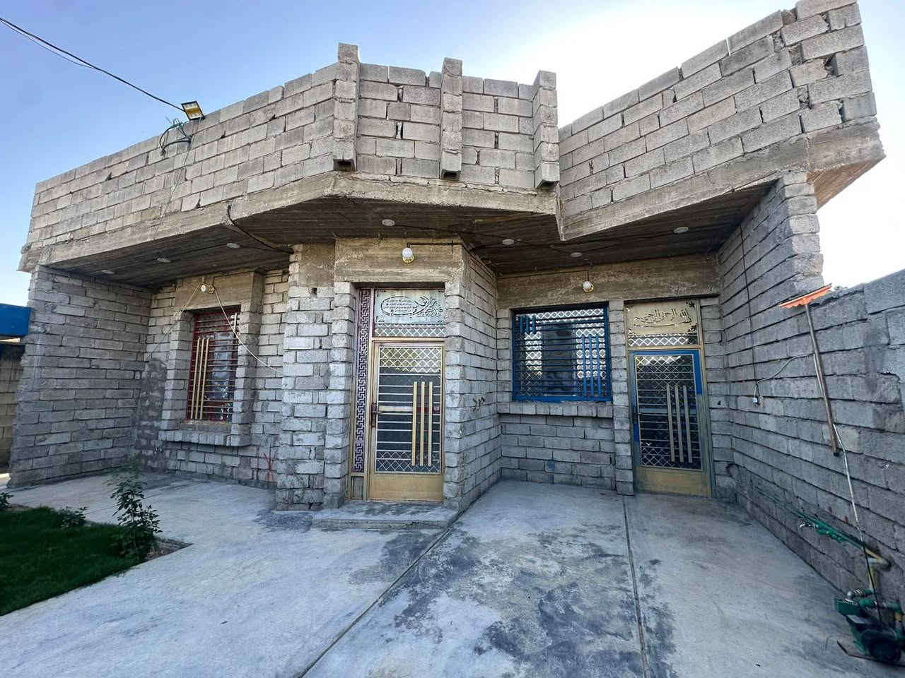 دار سكني
سامراء الطيوب
المساحة الكلية ٥٠٠ متر
مساحة البناء ٢٤٠ متر 
غرفتين نوم ملحقات كامله 
السعر عل خاص او *********** موجود وتساب

