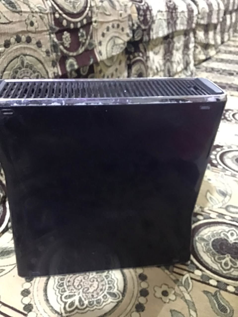 اكس بوكس 360 سلم    XBOX 360 Slim.  بي العاب جي تي اي فايف. وهواي العاب وكلشي ويا يدتين بس يحتاج  تبدلهن او تصلحهن 
مكاني بصرة حيانية اول لاين 
السعر 110 
***********
