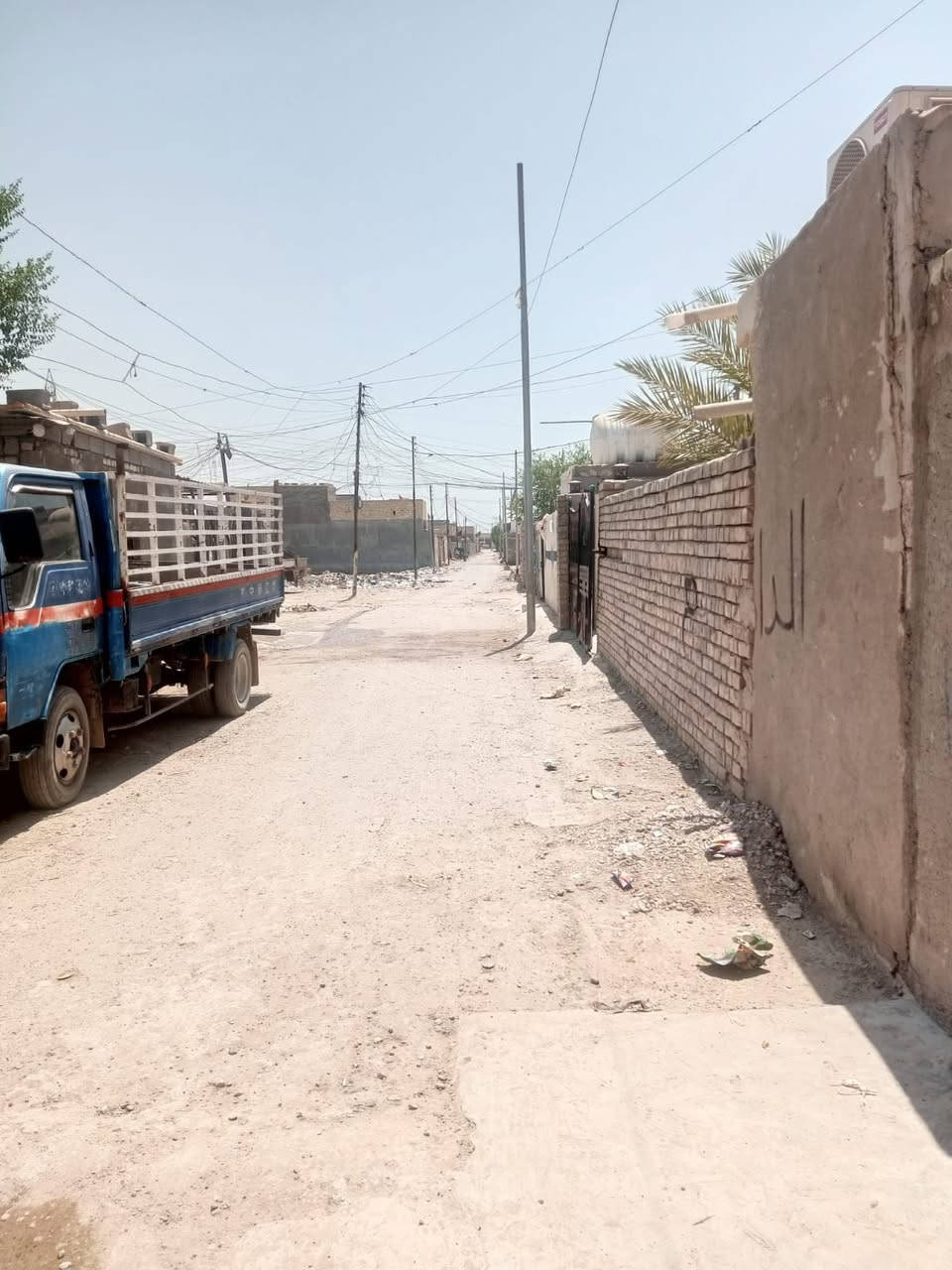 دار للبيع مساحته 150 مقابيل النازحين قريب عالشارع شارع تبليط كامل خدمات نقص ستاره وبيتونه رقم ***********
