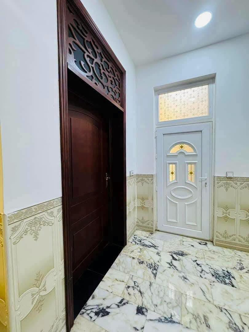 دار للبيع بناء حديث حله نادر الثانيه خلف معمل النسيج

مساحته 200متر طابو صرف

الواجهـــــــــة  10متر
النــــــــــــزال  20متر

طابقين ثلاث غرف نوم وصاله ومطبخ وحمام ومطبخ ومجمع صحيات وطارمه

عرض الشارع 15متر تبليط مجاري كافه الخدمات 

لـــلاســــتـــفـــســـار ***********
***********
مراجعة مكتب سومر للعقار نادر الاولى على الشارع الخدمي قرب حسينيه حنتوش
