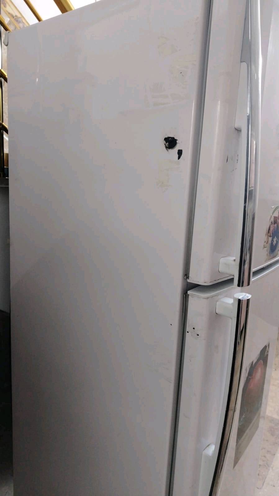 ثلاجة للبيع بيها ثقب وطلع الغاز مالتها الثلاجة جبيرة وجديدة بعدها السعر ١٥٠ وبيها مجال مكاني بغداد الحبيبية