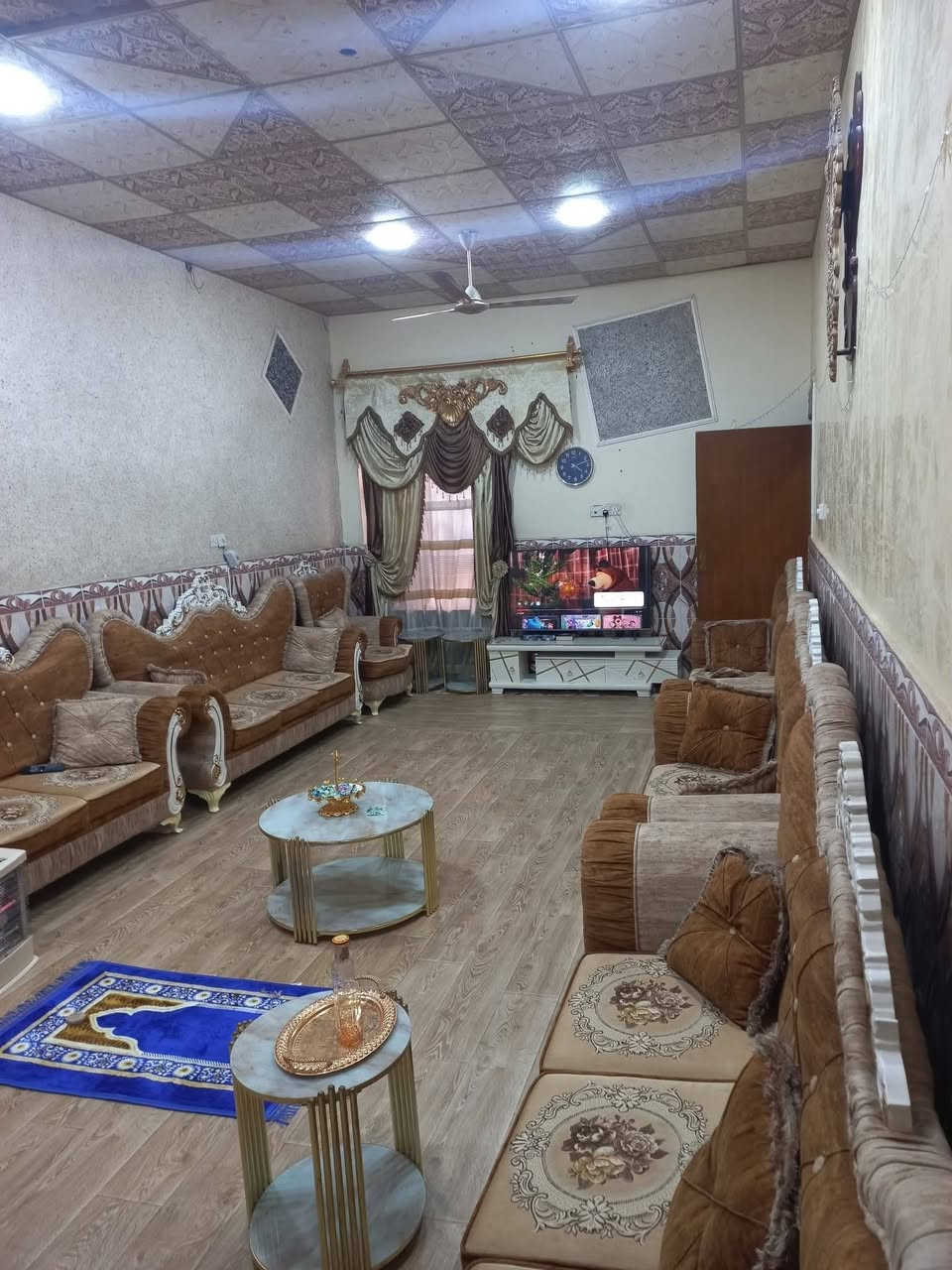السلام عليكم 🌹
بيت للبيع 425 متر طابق واحد طابو زراعي تنومه صالحية شارع مضيف الإمام الحسن .ع. 3 نوم دوانيه صالات2 مطبخ وصحيات خارجيه وداخليه الحديقه 125 متر والبيت 300  السعر  145 قابل للتفاوض للإستفسار ***********
