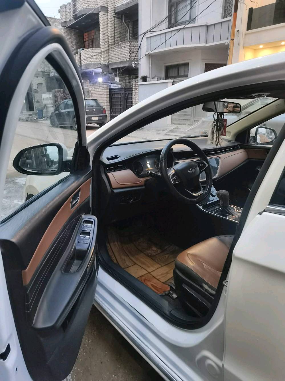 السلام عليكم شباب السياره شيري اريزو 6 2020 للبيع او مراوس سياره فول ومواصفات واحد على واحد ما بها اي  نقوصات والسياره بها ضرر بس قطعتين الباب بصف السائق والوراء السياره بدون ارقام لان استلام شركه ونقصنا سعر الرقم من سعر السياره واللي يريد يراوس او يشتري  يديك على الرقم الخاص أو يراسل عالوتساب***********