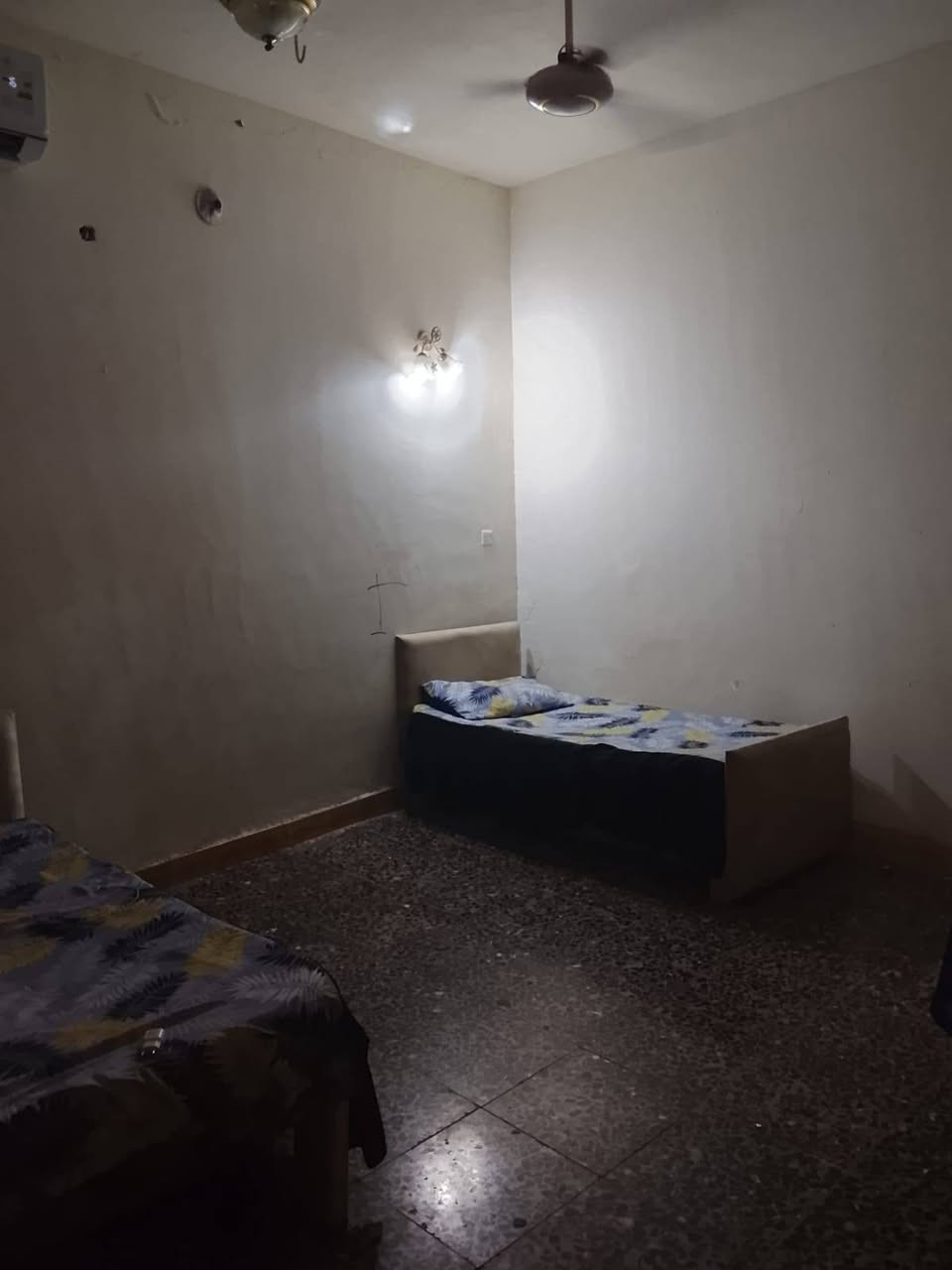 السلام عليكم بيت للبيع مساحه 240متر نوع العقار سند 25 عنوان البيت أبو خستاوي شارع الغسيل والمدخل الثاني شارع سيد علي يحتوي الدار على غرفتين نوم الغرفه الاولى 
4*4
الثانيه 5*4
الصاله 7*6
الكندور 6*6
يحتوي على مناور عدد 2داخل البيت 
الطارمه 4*5
الاتصال على رقم 
***********
