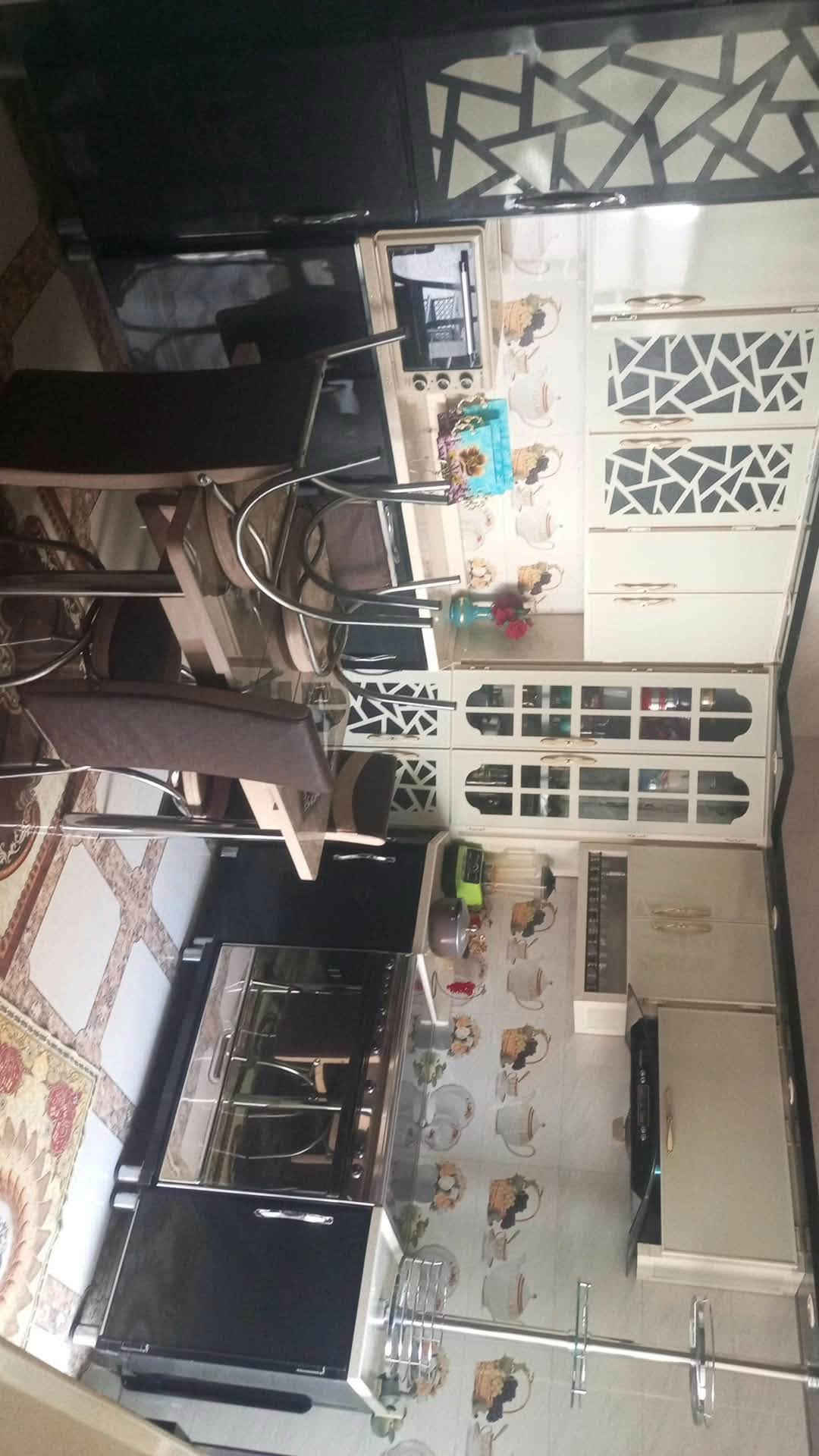 السلام عليكم بيت للبيع مساحه 200متره  بناء جديد 2022 استقبال -غرفتين -هول -صحيات -مطبخ متوفر كافه الخدمات ماء كهرباء مجاري المكان حله نادر الثانيه كراغول   للاستفسار اتصال على رقم ‭***********‬
