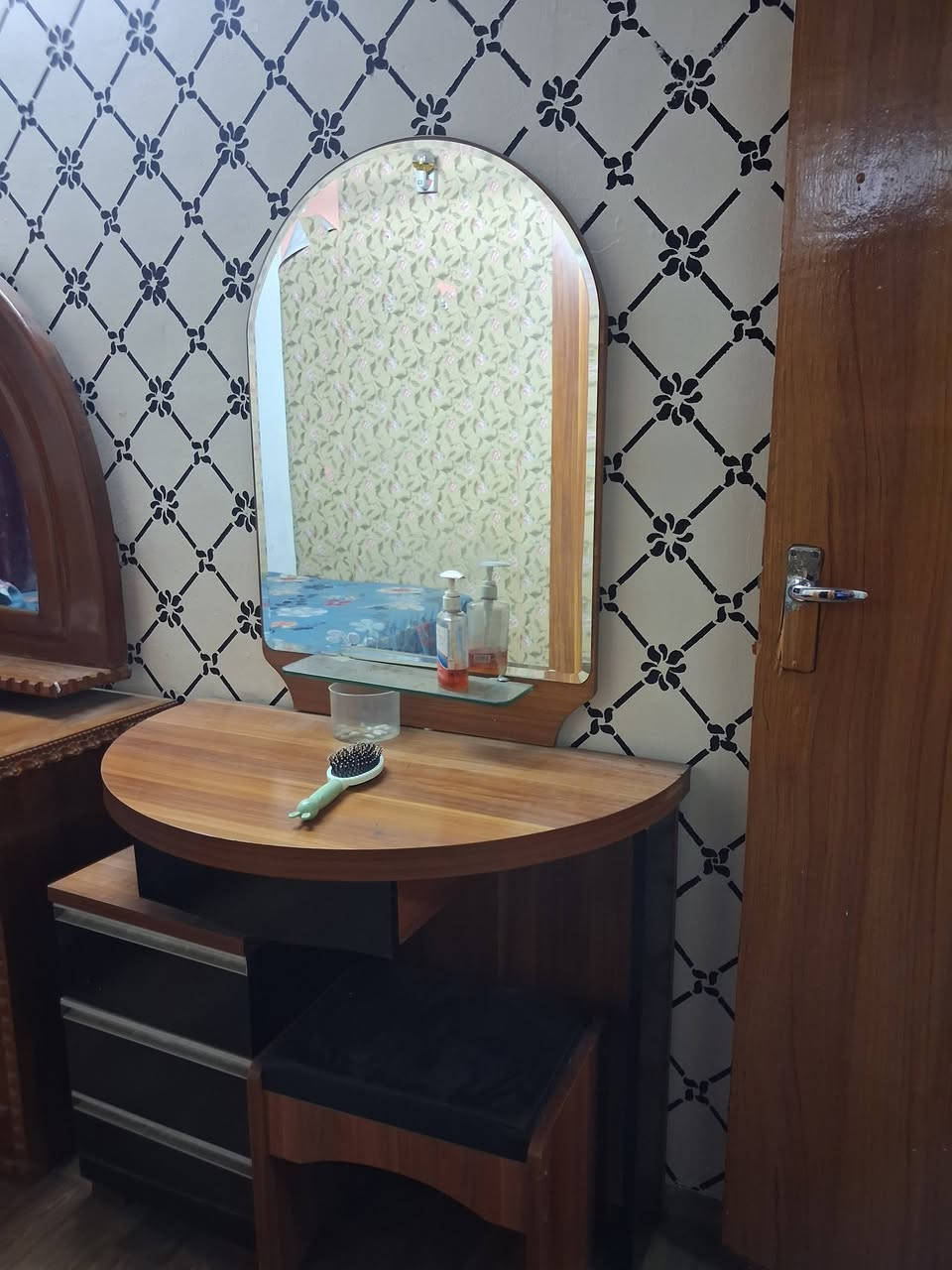 كنتور ماليزي ٥ ابواب ميز وكومدي
جربايه تفصال عراقي مع الدوشك
مكيف ميديا ١ طن شغال قرص الشركه
***********
بغداد ساحه الواثق
