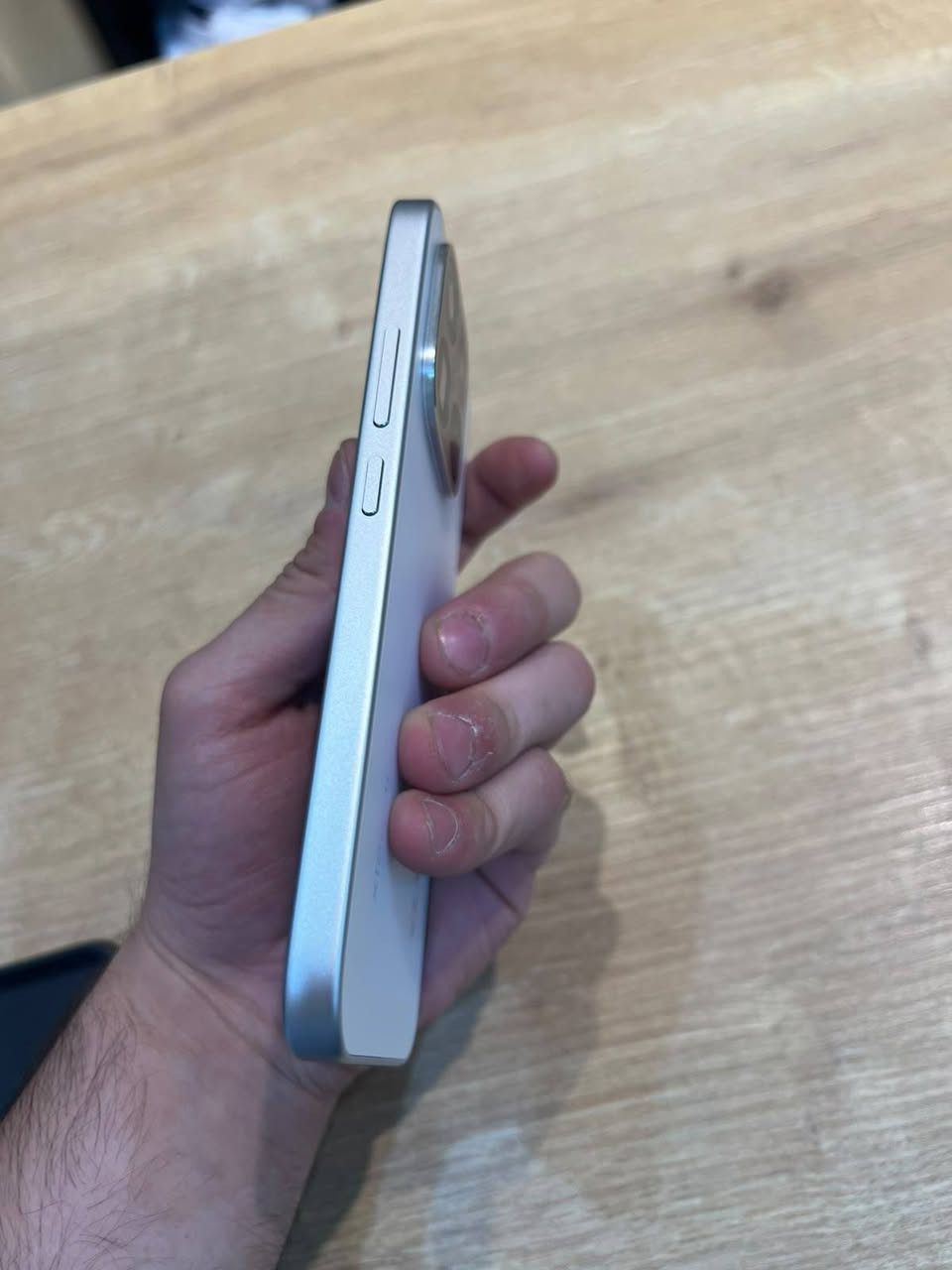 الوحش الجديد Xiaomi 17T من شاومي جهاز لوك خدش مابي ستعمال قليل جدا ذاكره ٥١٢ رام ١٢ +١٢  بطاريه ١٠٠ محشون ٧٠ مره فقط كامرات خارقه تقريب ١٢٠ المعالج Dimensity 8500-Ultra يعني كل الالعاب 120 فريم ببجي و 144 هرتز call of duty اخو الجديد ملحقات كامله ويا السعر (800 الف) لا يوجد توصيل للتواصل *********** مكاني بغداد

نص مكتوب في الصور:
- Xiaomi HyperOS اسم الجهاز Xiaomi 17T التخزين ٦٧,٣ ج.ب/٥٢٨ ج.ب (16 ج.ب لتمديد المخزن) إصدار نظام التشغيل 3.0.307.0.WPTMIXM.C11 إصدار Android 16 BP2A.250605.031.A3 تحديث أمان نظام Android 2026-08-01 المواصفات والمعلومات التفصيلية النسخ الاحتياطي والاستعادة الدعم وضع الإصلاح
- 92% 4G+ VO LTE ١:٣٢ حماية البطارية معلومات البطارية صحة البطارية ١٠٠% الدورات ۷۸ بيانات التصنيع فبراير ٢٠٢٦ أول استخدام: يونيو ٢٠٢٦ حماية شحن البطارية شحن كامل حماية البطارية لتمديد عمر البطارية، سيتوقف الجهاز عن الشحن عندما يصل مستوى البطارية إلى 80% وسيقوم بالشحن الكامل فقط عند الجدول الزمني الشحن الذكي لإطالة عمر البطارية، سيتعلم النظام كيفية شحن جهازك ويتوقف عن الشحن عندما تصل نسبة البطارية إلى 80% في الحالات المناسبة.