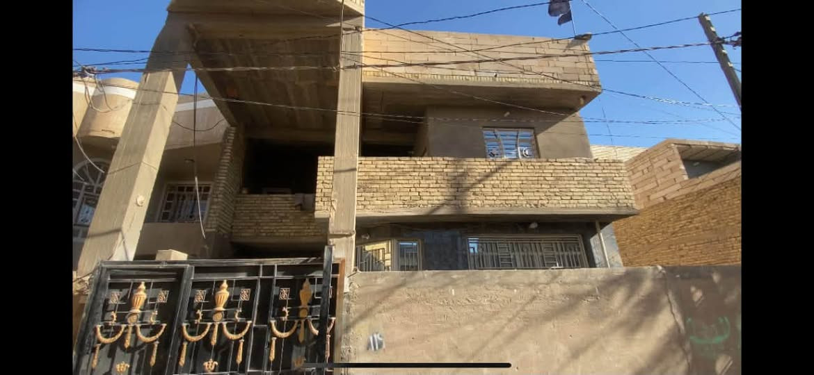 بيت 200 متر طابقين للبيع
كربلاء البوبيات عمود 55 
يحتوي الطابق الاول  ع كراج سيارة وغرفة وصالة ومنور عدد 2 صحيات عدد2 واستقبال وكندور ومطبخ حار وبارد 
الطابق الثاني يحتوي ع مطبخ بسيط وصحيات وغرف واسعه عدد 2 وصاله واسعه وبلكونه ع كل الغرفتين وسطح ناصي وعالي 
ماء مجاري كهرباء متوفر يبعد عن الامام كيلوين 
يبعد عن الشارع البوبيات 250 متر 
سعر 160  ***********
