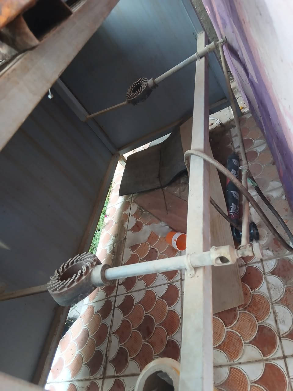 ميز • شغال • بيه عينين