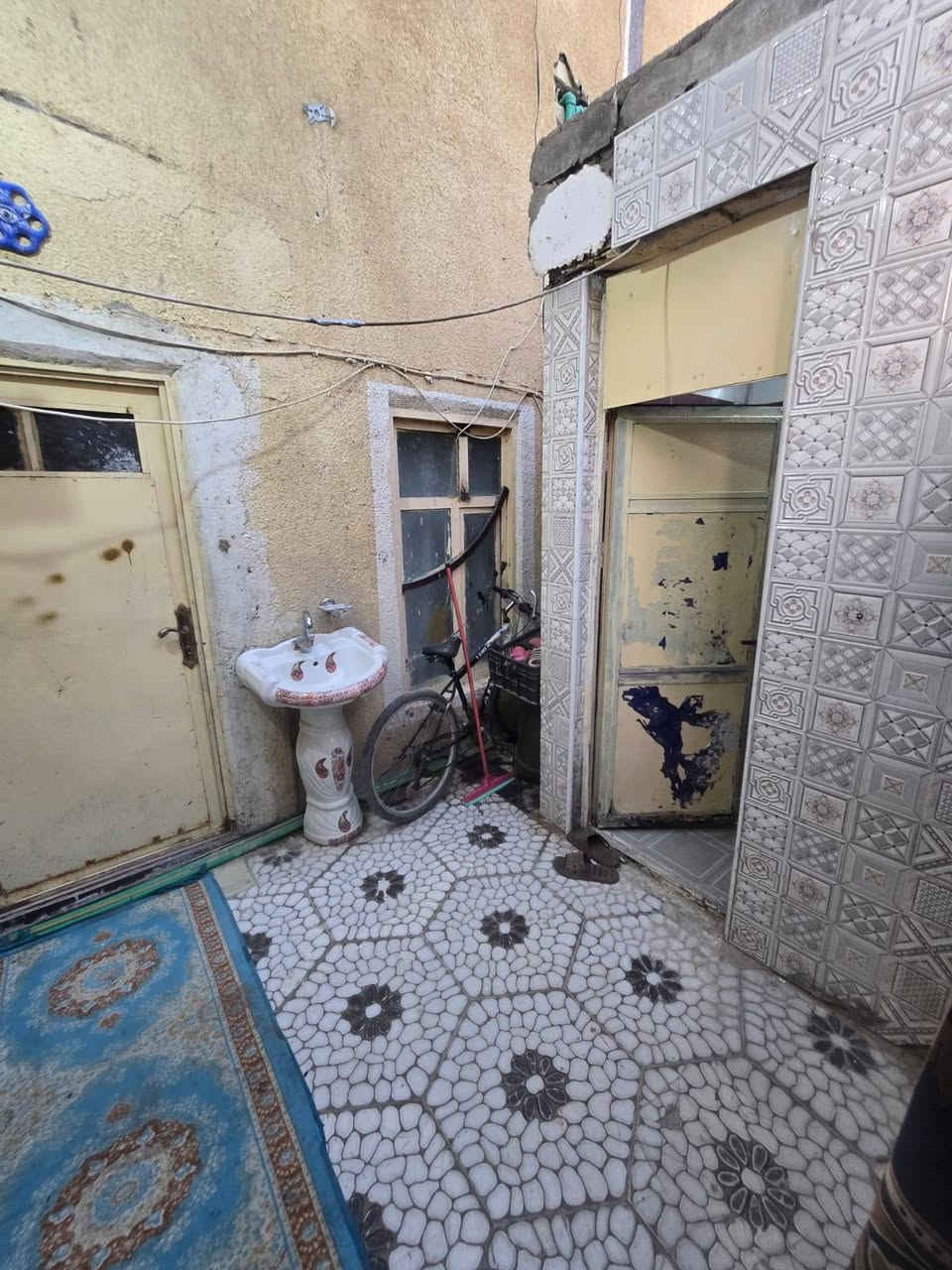 بيت للبيع هو واثاثه مساحته ١٢٠متر كربلاء المقدسة حولي ابو مهدي المهندس منطقة الشبانات سعره ٤٦ وبيه مجال لاستفسار أكثر الاتصال على الرقم ***********
