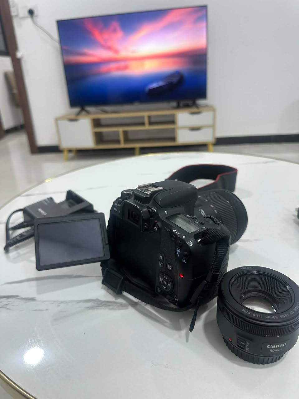 كانون 77Dشرط فول نظافه 
شاشه فلاب لمس 
Wifi واي فاي +بلوتوث
عدسة135mm اوتو ستبلايزر 
دبل بطارية 
للاستفسار *********** 
بغداد حيً الجهاد
