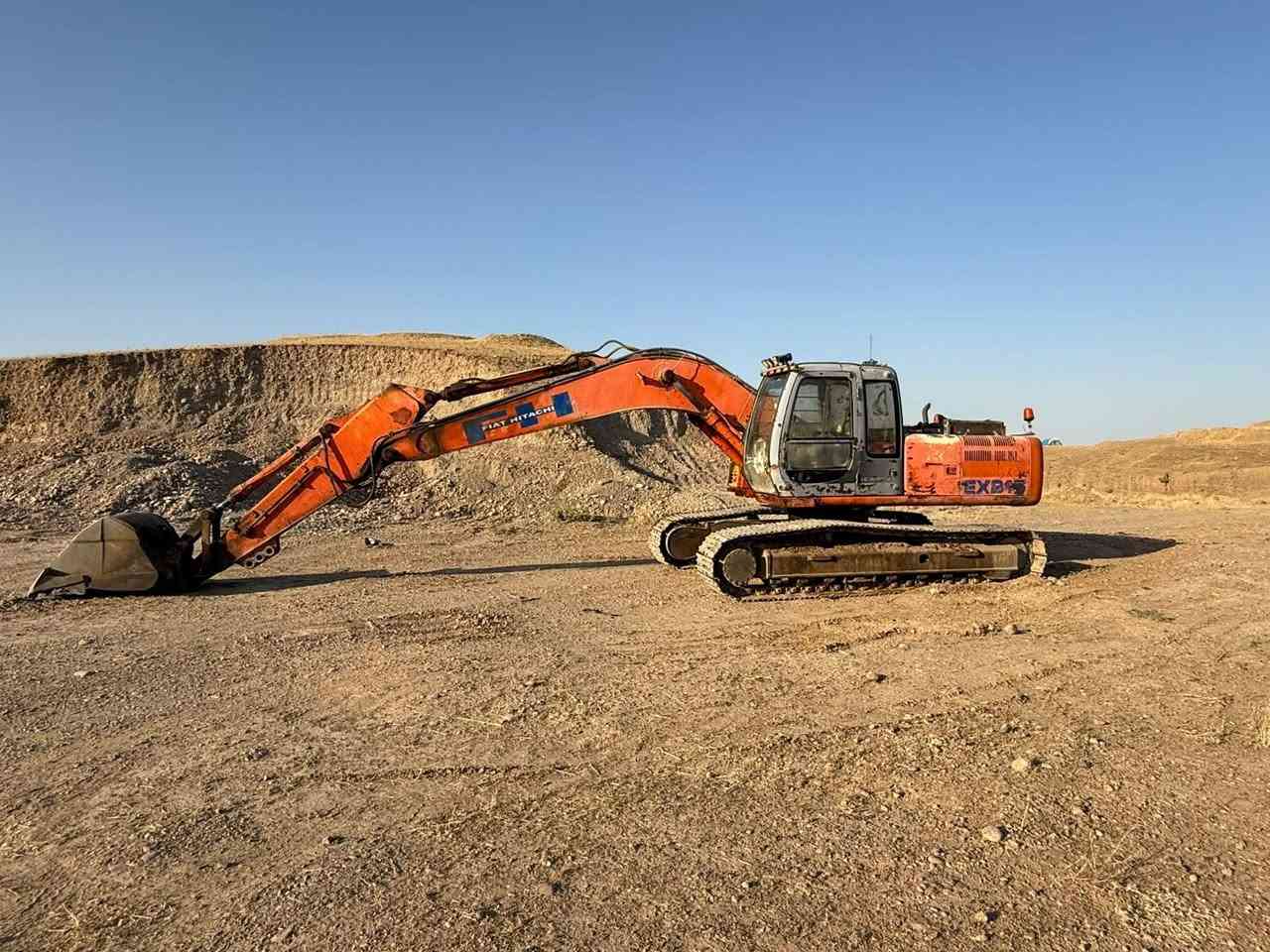 السلام عليكم حفاره فيات هيتاشي حجم 215موديل2001مسجله رقم اربيل محرك كمنز مضخه مجفته صارلها سبوع  مئسسه نغار زناجيل شرط حفاره مايعوزها ربع جاهزه عل شغل للستفسار أكثر ***********
