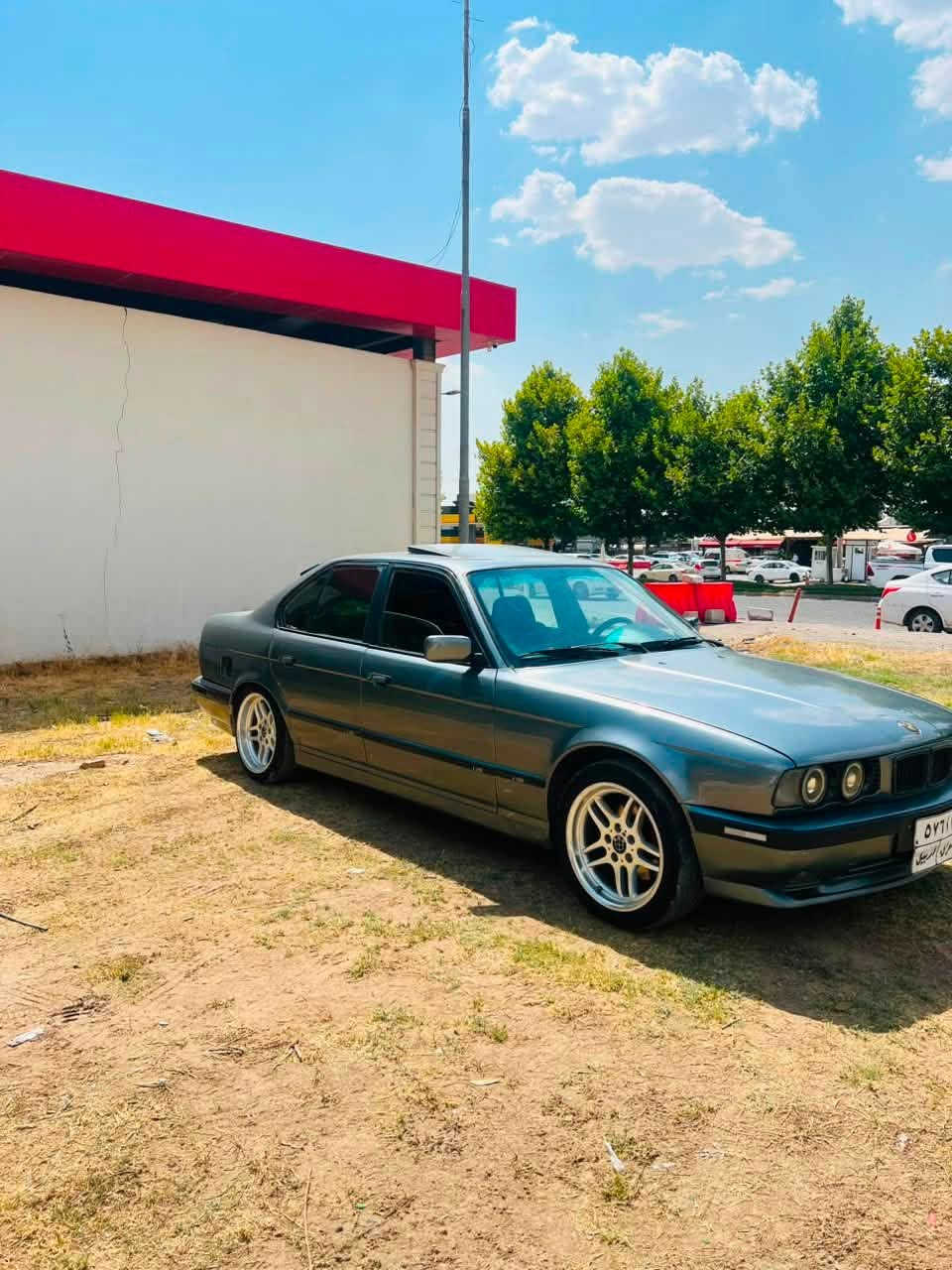 BMW
مؤديل 1990 مةكينه20ي گير عادى دو چاملغي  پيشى گؤراوه زؤر توند و تؤلة بئ مةسرةفه سةيارةكي خاوينه بئ كيشةيه چوار تاو ويلى خاوين لةژيره بؤ زانيارى زياتر پةيوةندي بكةن 

***********
