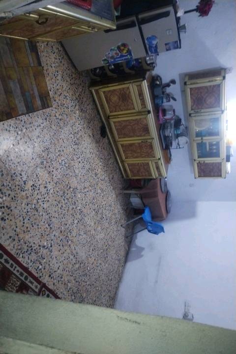 بيت بغداد جسر ديالى القديم شارع المخازن قرب اسواق علي طالب  المساحه 255طابو صرف يحتوي على خرفتين استقبال صاله  حمام خارجي وداخلي ويحتوي على حديقه خارجيه