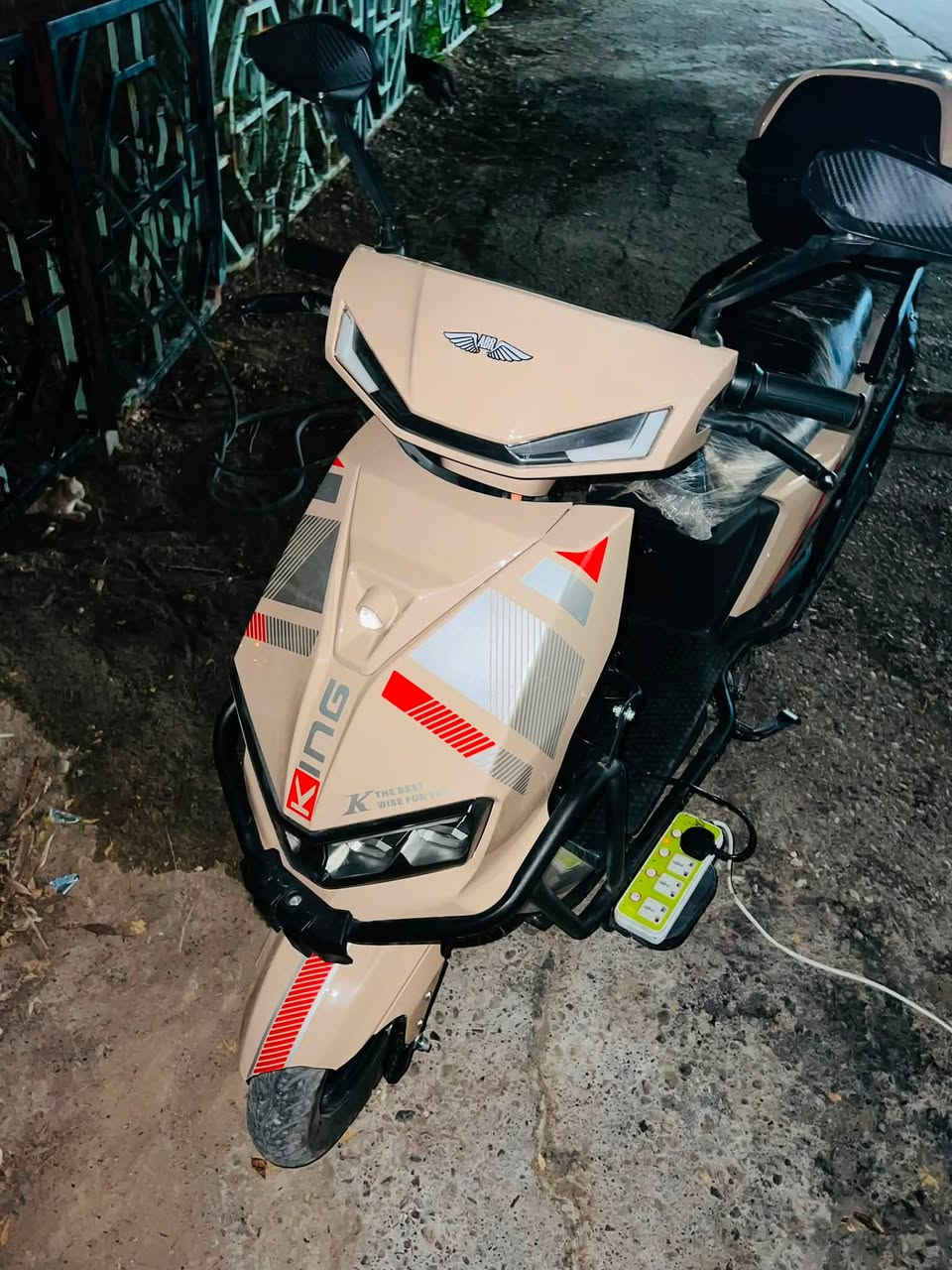 دراجة للبيع
بصمتين
كارتين 
مفاتحين 
مكانين تخزين 
نظام R
مثبت سرعه 
٦ بطاريات زينات 
رايدها ب ٨٠٠ قفل 
رقم واتساب ***********
