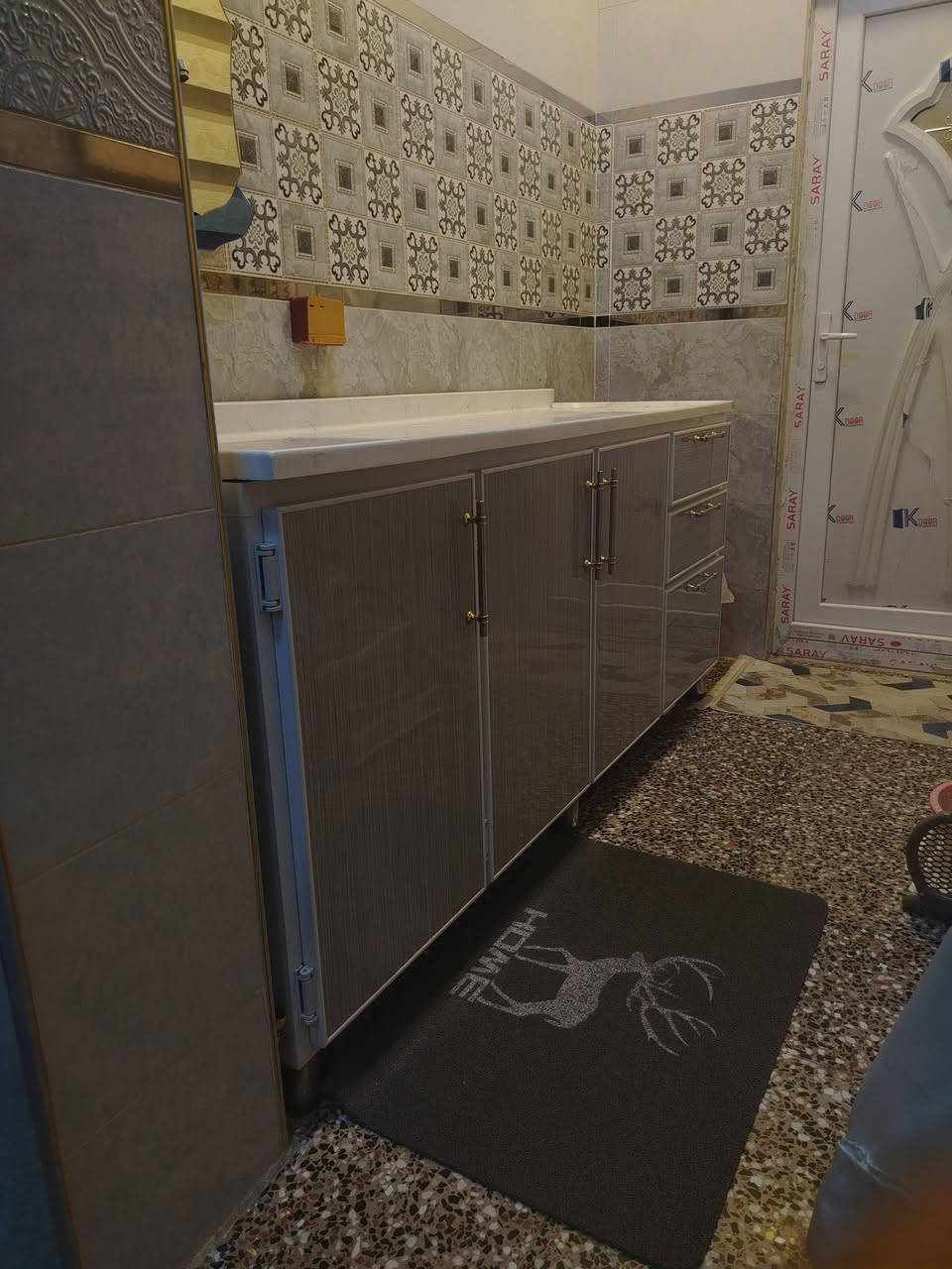 للبيع كاونتر مستعمل نضيف
**المواصفات:**
- **الطول**: 2 متر 
- **الحالة**:  نضيف مابي خدوش، أخو الجديد
- **الخامة**: المنيوم متين 

**السعر**: 800 الف 
**المكان**: كربلاء - الروضتين 

للتواصل /  ***********
