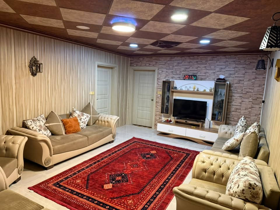 .
بيت للبيع بخانقين مع اغلب الاثاث و كاونتر 🏠 
حي العسكري خلف الملعب الدور السكنيه 

البيت 450م طابق واحد
4 غرف نوم مع مخزن
اغلب البيت سيراميك و سقف ثانوي و بناء جديد
كراج و حديقه جبيره 
مطبخ جبير حار و بارد 
صاله داخليه جبيره 
درج خارجي 
نوع الطابو : ادارة محليه 

للسعر و التفاصيل الاتصال على الرقم ***********
