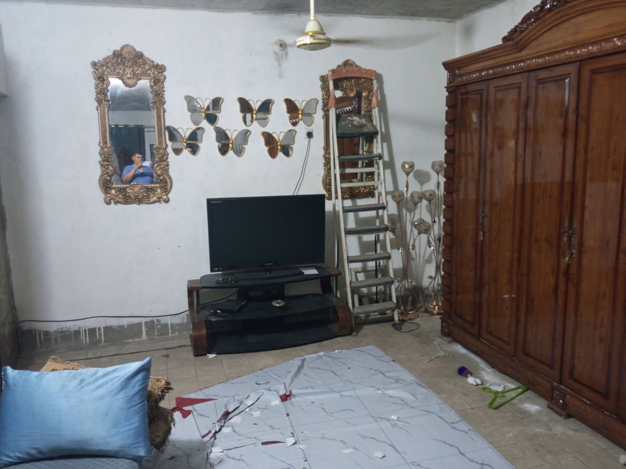 غرفة نوم للبيع مستعجل
جربابة 
كومدي 2
ميز تواليت خمس جرارات
زاوية
كنتور 
بسعر 350
تلفزيون هدية

***********

***********
