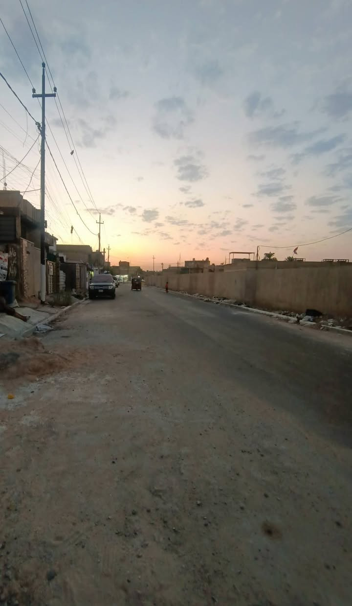 سلام عليكم توفر عندي بيت للبيع مساحه 110متر طابقين-- --جبها 6---نزال18 ----زراعي سند 25 سند وكاله موجودات البيت مقابيل مدرسه يعني ماكو  جار كدامك  بيت عل قيد نشاء جاي يعمرون بي يحتاج شي بسيط مثل ما موضح بل فيديو. منطقه كامله كل خدمات مي مجاري كهرباء تبليط موقع البيت البلديات الضباط خلف الصحفيين قرب مدرسة زين القوس مقابيل مدرسه ابن خلدون منطقه حي الامير للاستفسار اكثر ***********رد واتساب ماسنجر حسن للعقار
