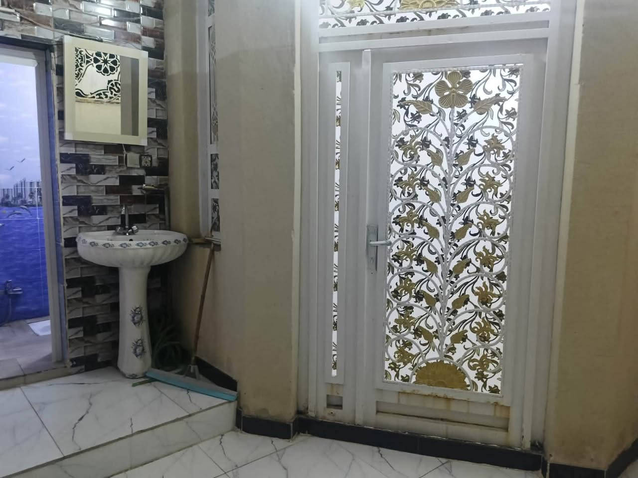 دار طابو  صرف للبيع ١٠٠ متر طابقين يتكون
الطابق الأول كونكريت 
غرفه وصاله واستقبال ومطبخ وصحيات
الطابق الثاني
غرفتين وصاله وصحيات
عرض الشارع تقريبا ٨ متر
الواجهه ٥ونص
موقع البيت بالضبط
حي العسكري شارع السايدين قرب مركز الشرطه وجامعة العين السعر ١٤٥  للاستفسار واتساب  ***********
