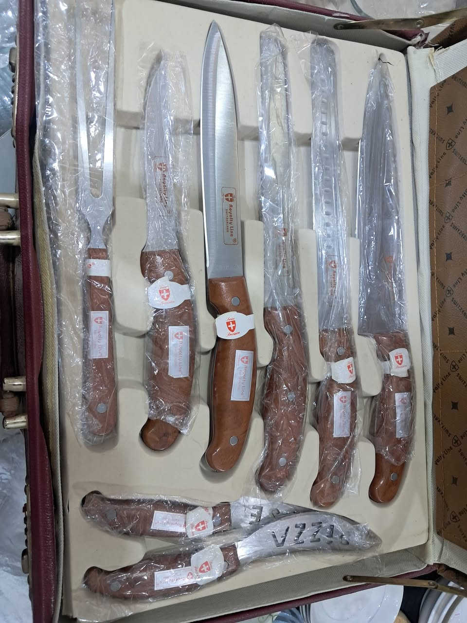 طقم سكاكين وشوك فخم استيل اصلي مقابض خشب طقم متكامل جديد غير مستخدم مكان اربيل هفالان ***********
***********
