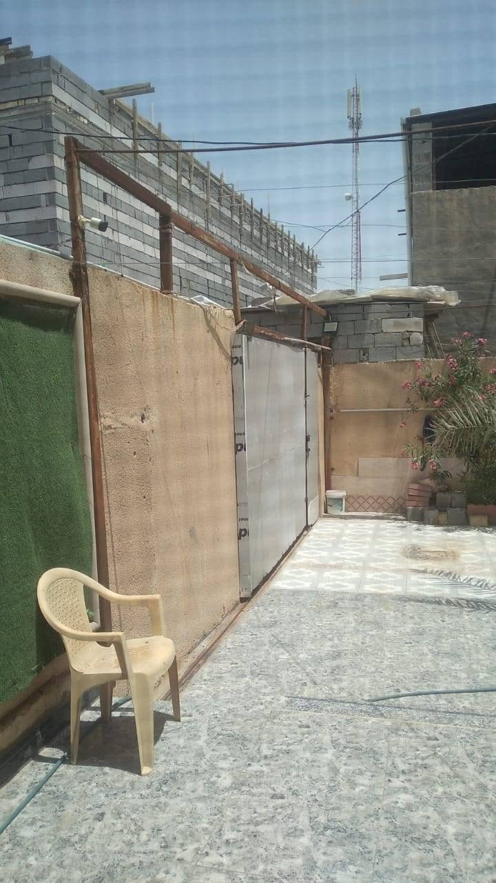اسلام عليكم بييت للبيع المساحه الكليه ٤٠٠م مساحه البناء ٢٢٠ البيت طابقين طابق ارضي والطابق الثاني يتكون من شقتين مساحة كل شقه ١٠٠م
البناء الطابق الأول بلوك من معمل تاج ريان المعرف اما الشقق ثرمستون 
تفاصيل الطابق الأول 
مطبخ واستقبال وغرفه نوم عدد٢ وصاله عدد٢ ومجمع صحيات كراج وحديقه وصحيات خارجيه ومنور من جهيه اليمين واليسار 
تفاصيل الشقق 
استقبال مطبخ هول غرفه منام عدد٢  وصحيات منفرده اما الشقه الثانيه نفس التفاصيل بس الصحيات مشتركه 
كل البيت سيراميك ارضيه وجدران  اما السقوف سقف ثانوي وجبسن بورد 
الكهرباء والماء دفن
السطح سقيفه حديد من النوع الثقيل على كل المساحه السطح والبيتونه 
العنوان شط العرب منطقه كردلان خلف شارع بيت سرداح 
السعر العرض ٢٢٠ وابي مجال رقم تلفون ***********و ***********
طابو زراعي صاحب الأرض موجود وهو جاري
