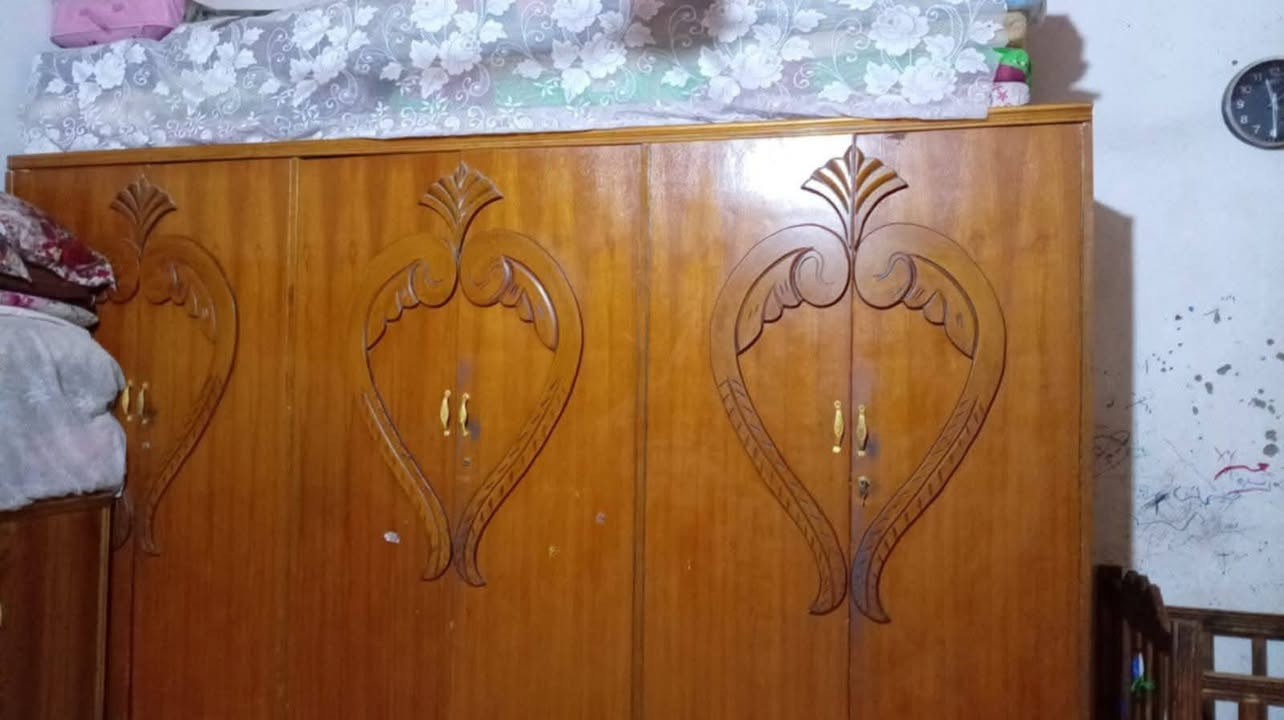 غرفه اخشاب مع بوفيه
ااسعر 400
بيهه مجال قليل
***********
